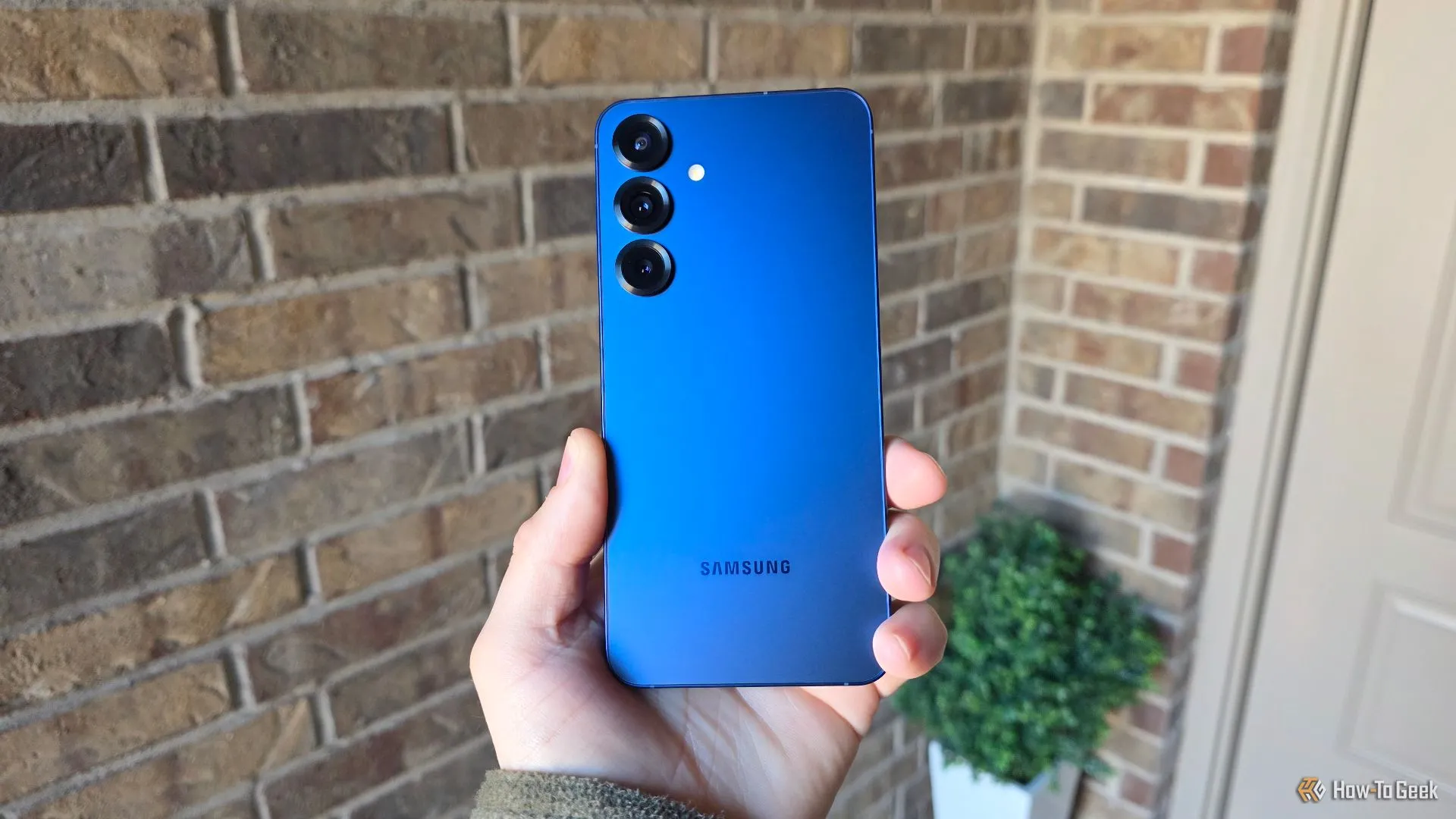 Mặt lưng điện thoại Samsung Galaxy S25 Plus màu xanh dương, biểu tượng cho dòng máy chạy One UI 8 beta