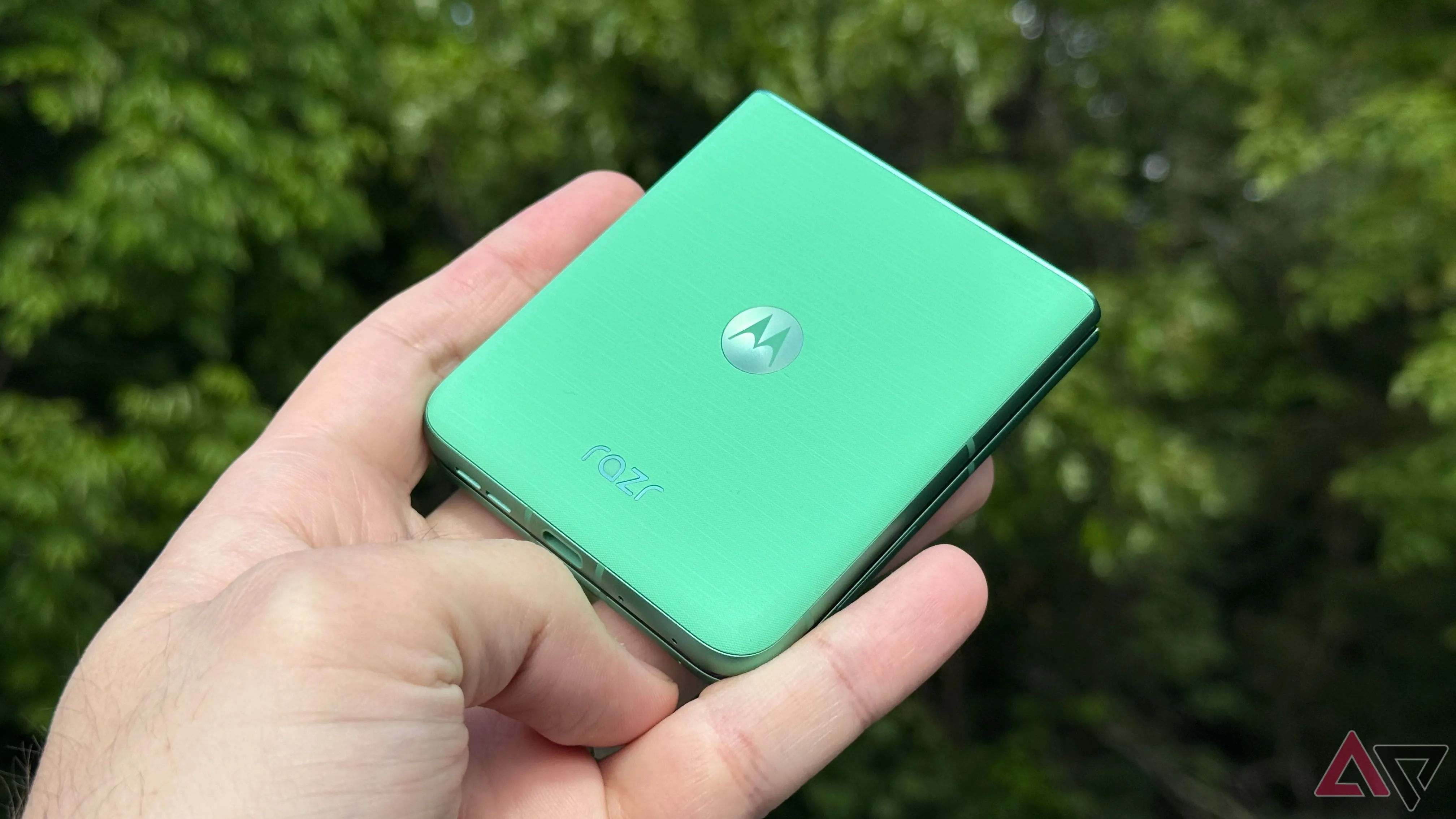 Mặt lưng màu Spring Bud của điện thoại Motorola Razr Ultra 2025