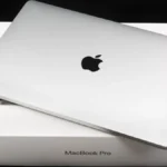 Máy MacBook Pro đang đóng nằm trên hộp đựng và bao bì gốc, cho thấy tầm quan trọng của việc giữ hộp khi bán Mac cũ.