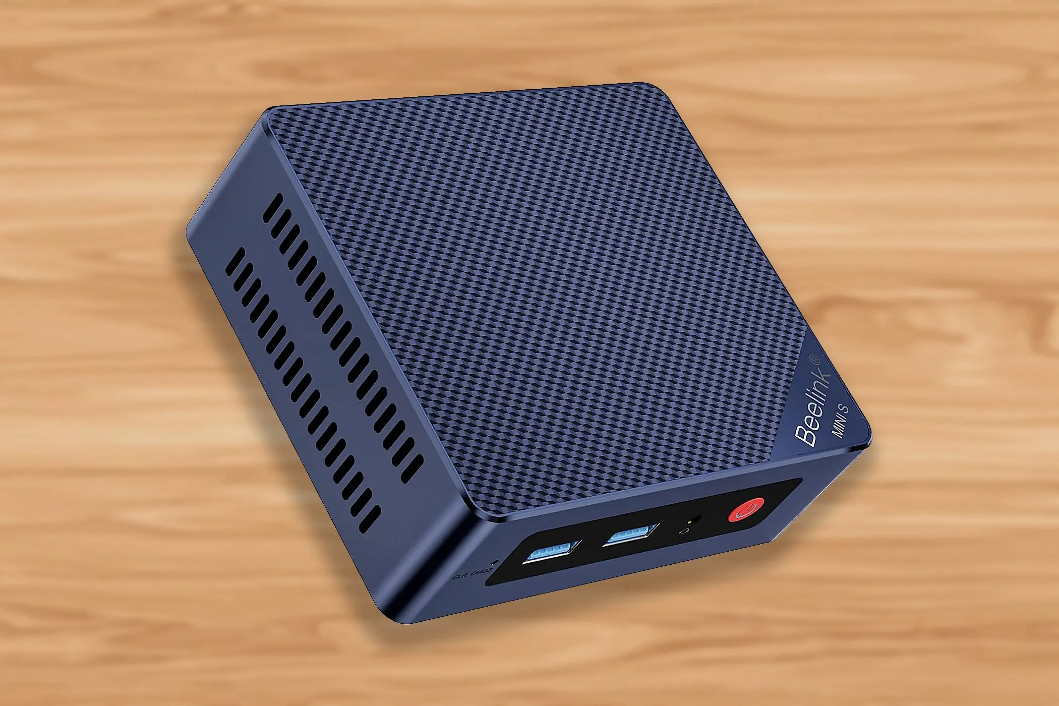 Máy tính mini Beelink S13 trên nền gỗ, ví dụ về thiết bị nhỏ gọn phù hợp cho self-hosting tại nhà