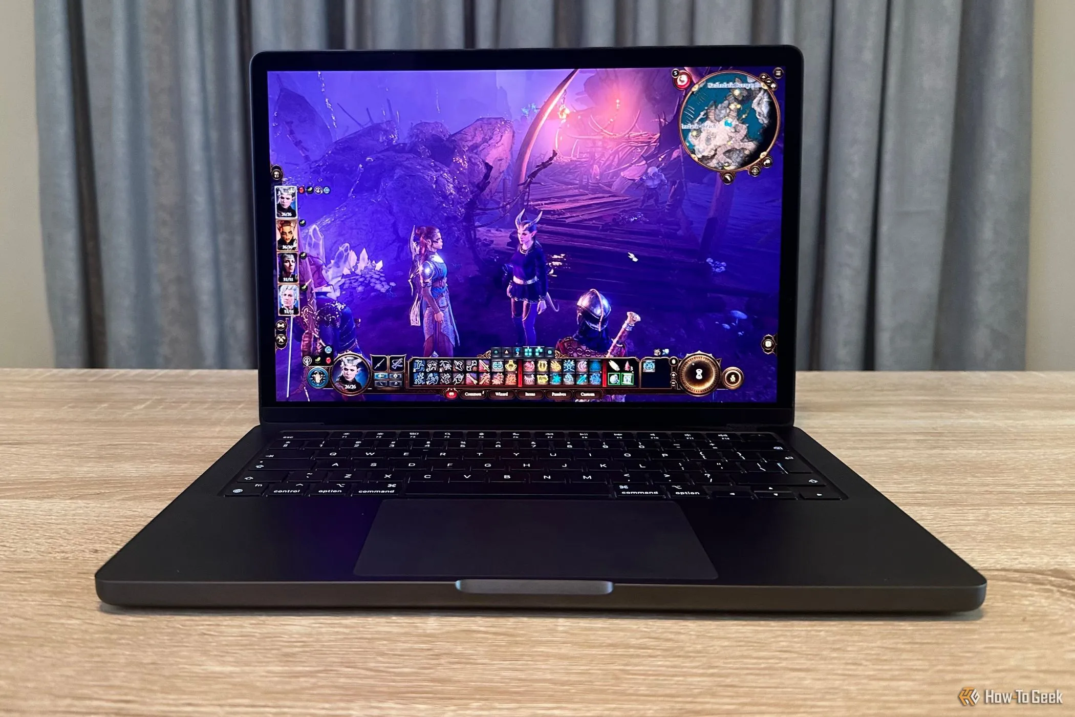 Một chiếc MacBook Pro M4 Pro đang chạy game Baldur's Gate 3.