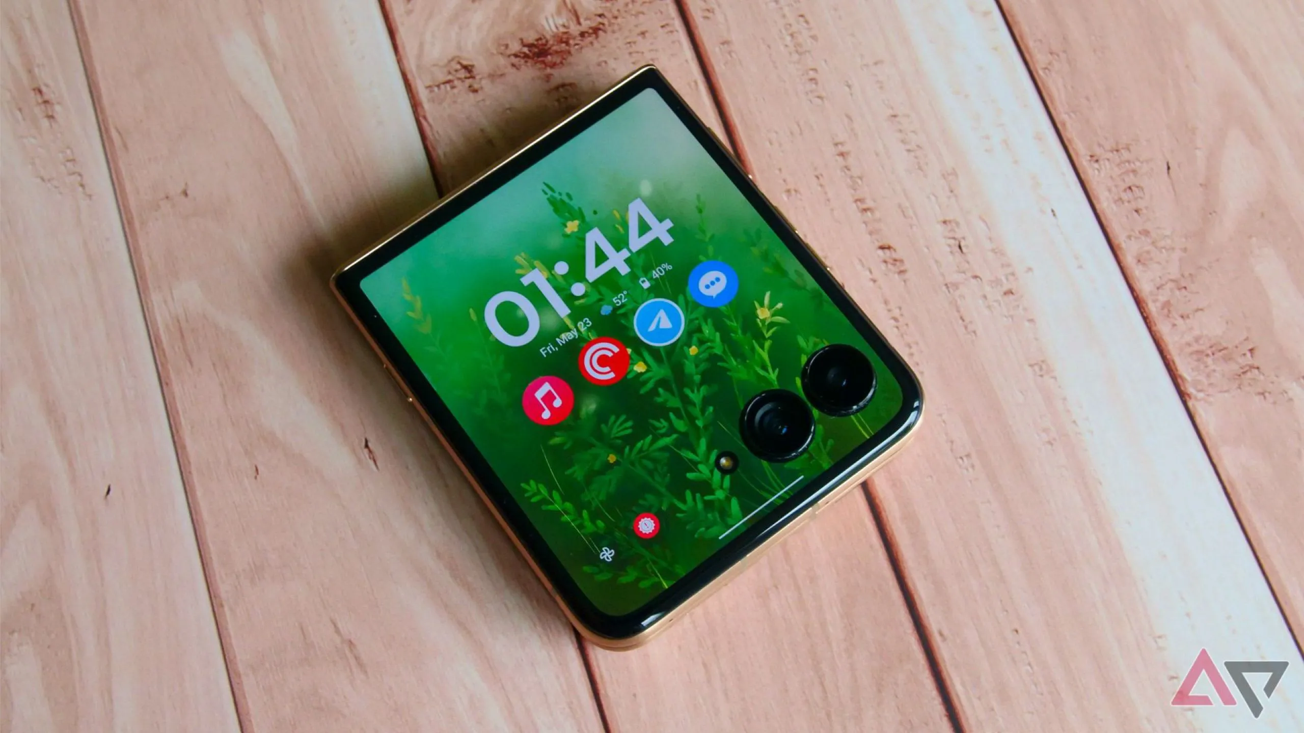 Motorola Razr Ultra 2025 đặt trên bàn gỗ, minh họa thiết kế