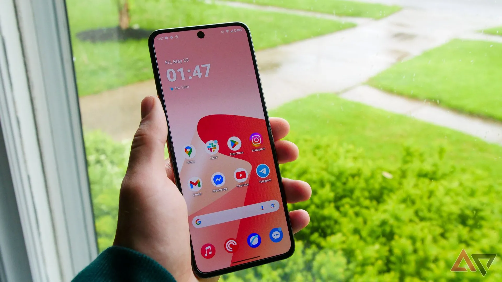 Motorola Razr Ultra 2025 được cầm trên tay, cho thấy màn hình chính