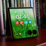 Motorola Razr Ultra 2025 hiển thị màn hình phụ khi đặt trên kệ sách