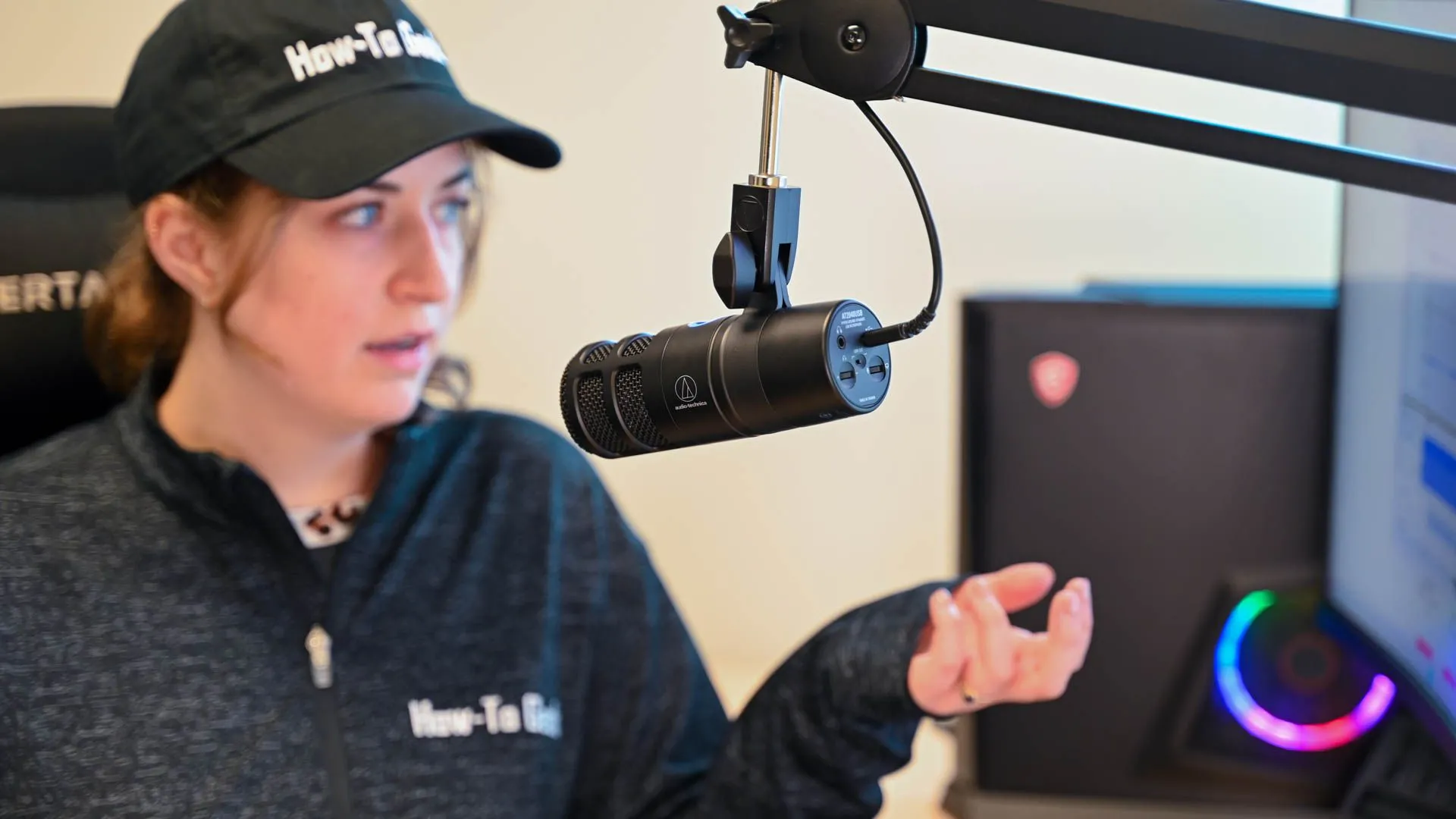 Người dùng nói vào micro Audio-Technica AT2040USB