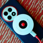 OnePlus 13 với ốp lưng hỗ trợ Qi2 và đế sạc không dây nam châm