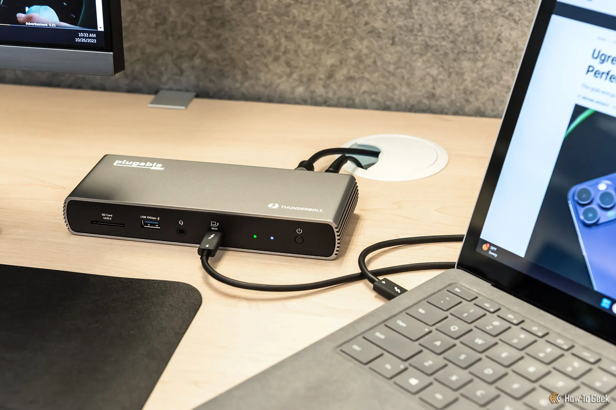 Plugable Thunderbolt 4 được thiết lập trên bàn làm việc