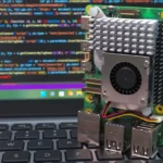 Raspberry Pi 5 đặt trên bàn phím laptop, minh họa phần cứng chạy Pi-hole