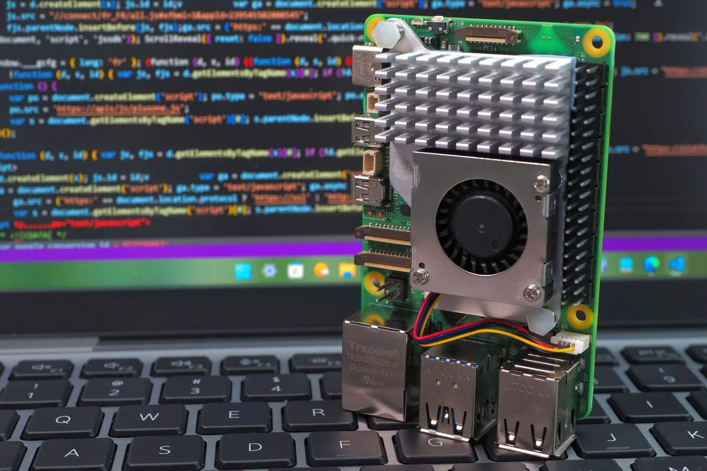 Raspberry Pi 5 đặt trên bàn phím laptop, minh họa phần cứng chạy Pi-hole