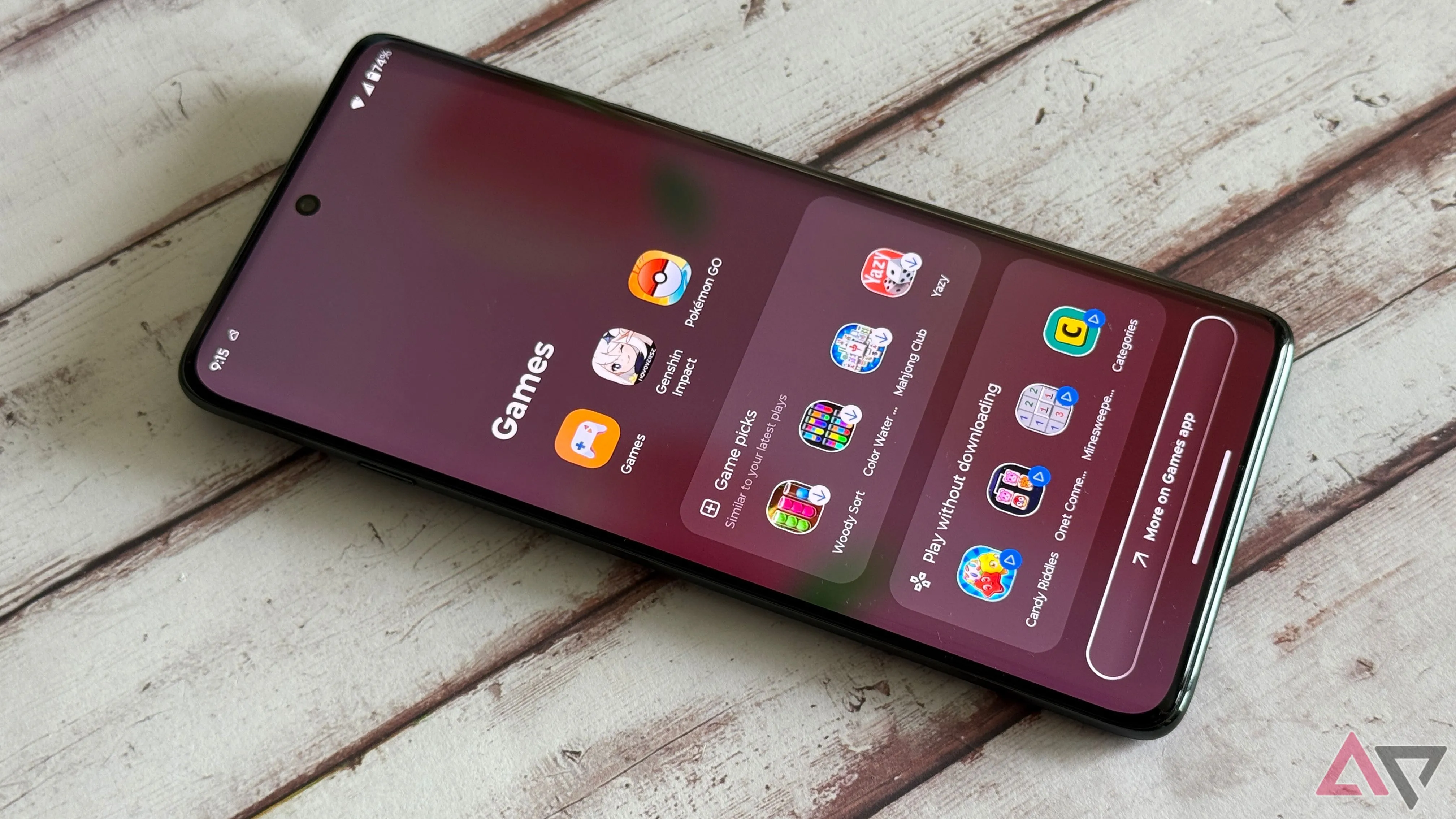 Thư mục chứa bloatware trên giao diện Motorola Edge 2025, hiển thị các biểu tượng ứng dụng cài sẵn không mong muốn