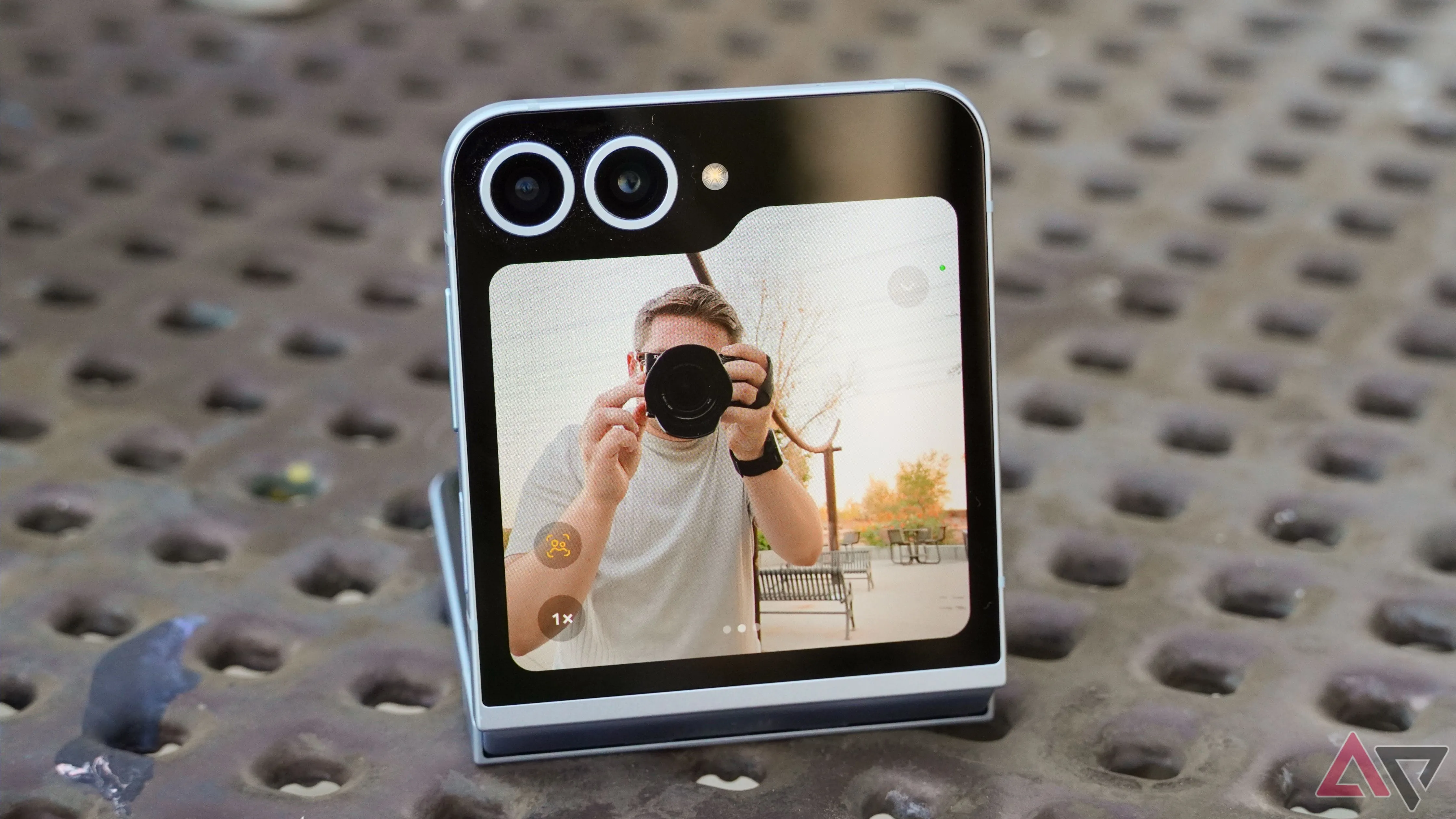 Tính năng Auto Zoom trên camera chính của điện thoại gập Galaxy Z Flip 6