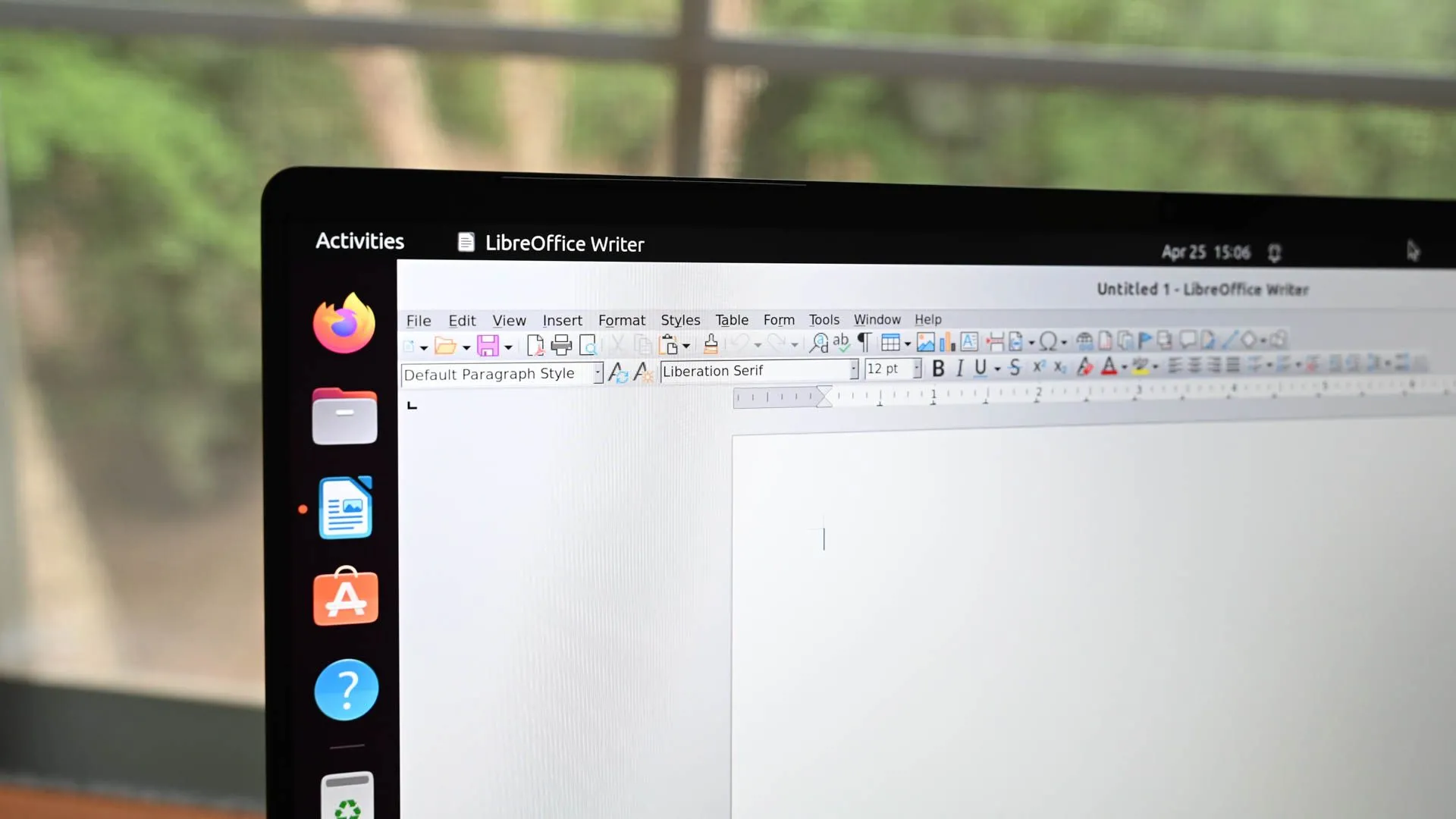 Ứng dụng LibreOffice chạy trên laptop, minh họa phần mềm mã nguồn mở phổ biến thường được sử dụng trong môi trường self-host