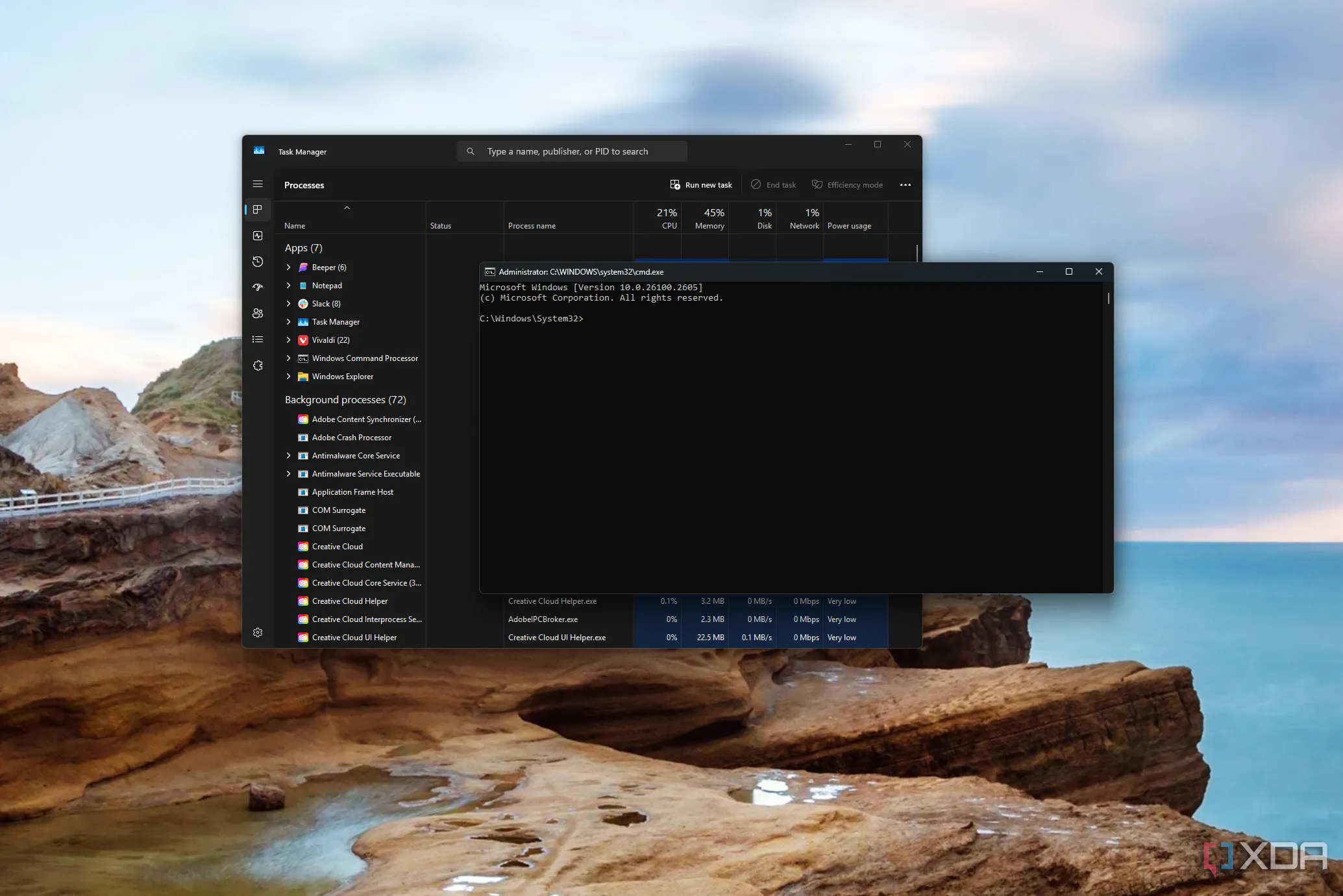 Ảnh chụp màn hình Task Manager bên cạnh cửa sổ Command Prompt đang chạy với quyền quản trị