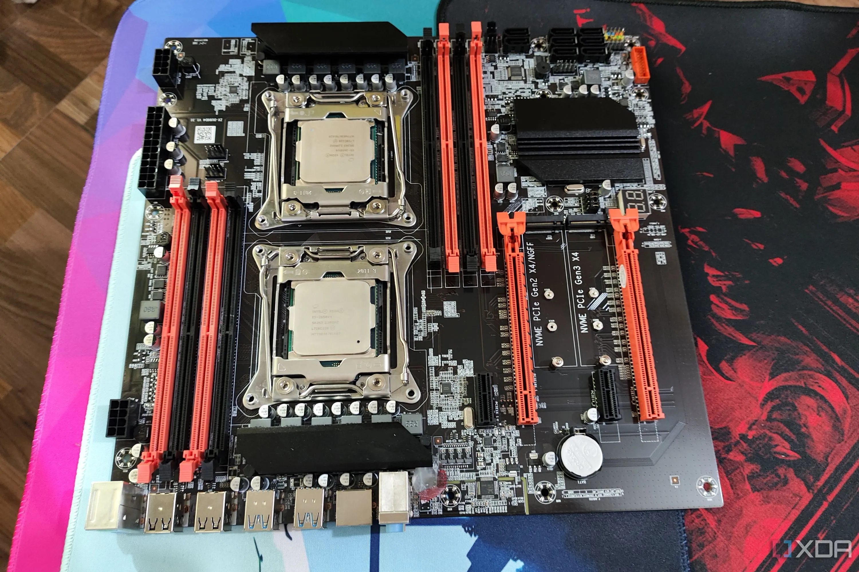 Bo mạch chủ server X99 với hai CPU Intel Xeon được gắn trên socket