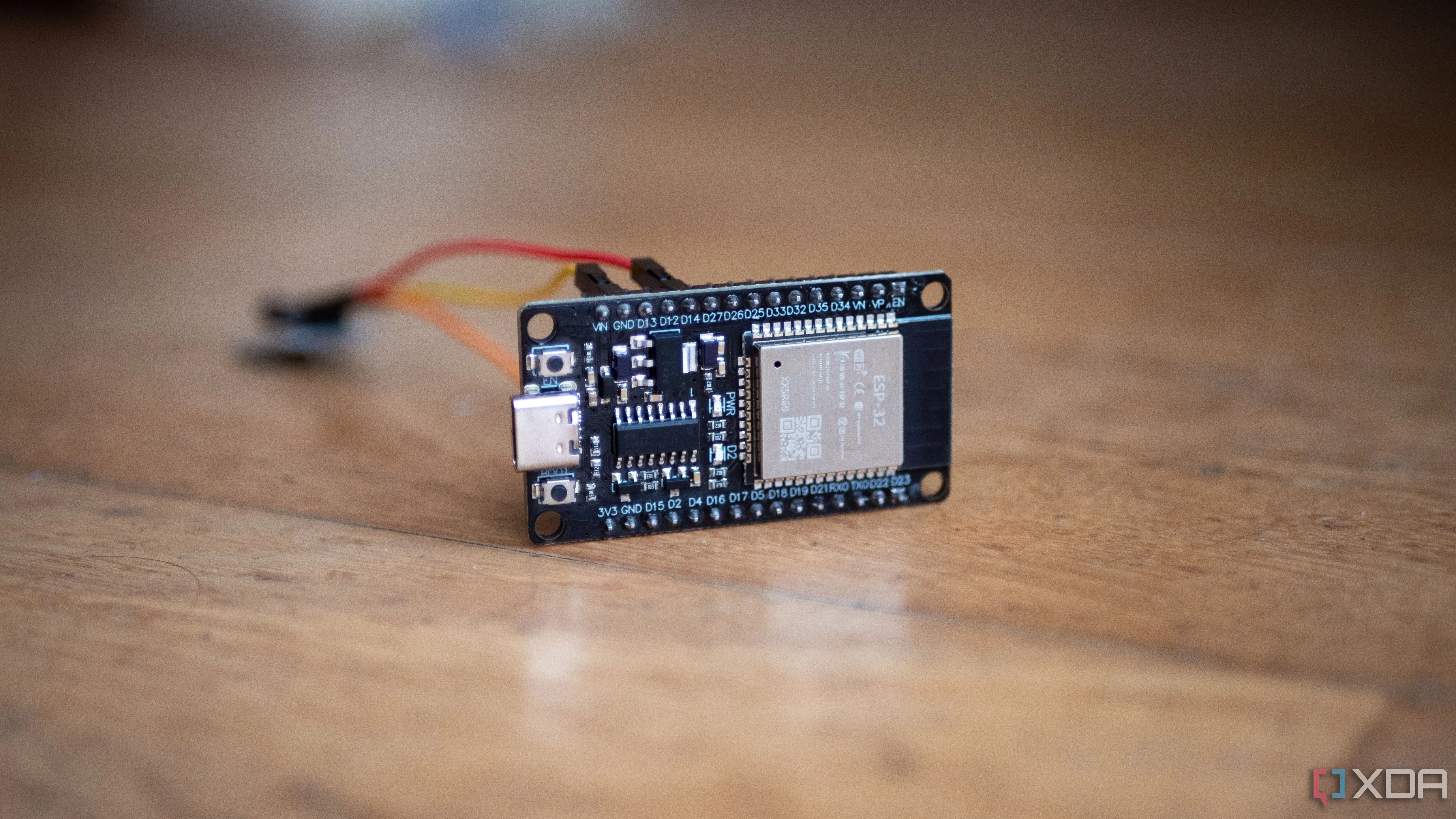 Bo mạch ESP32 được kết nối với cảm biến rung, minh họa khả năng linh hoạt của vi điều khiển trong các dự án IoT và nhà thông minh.