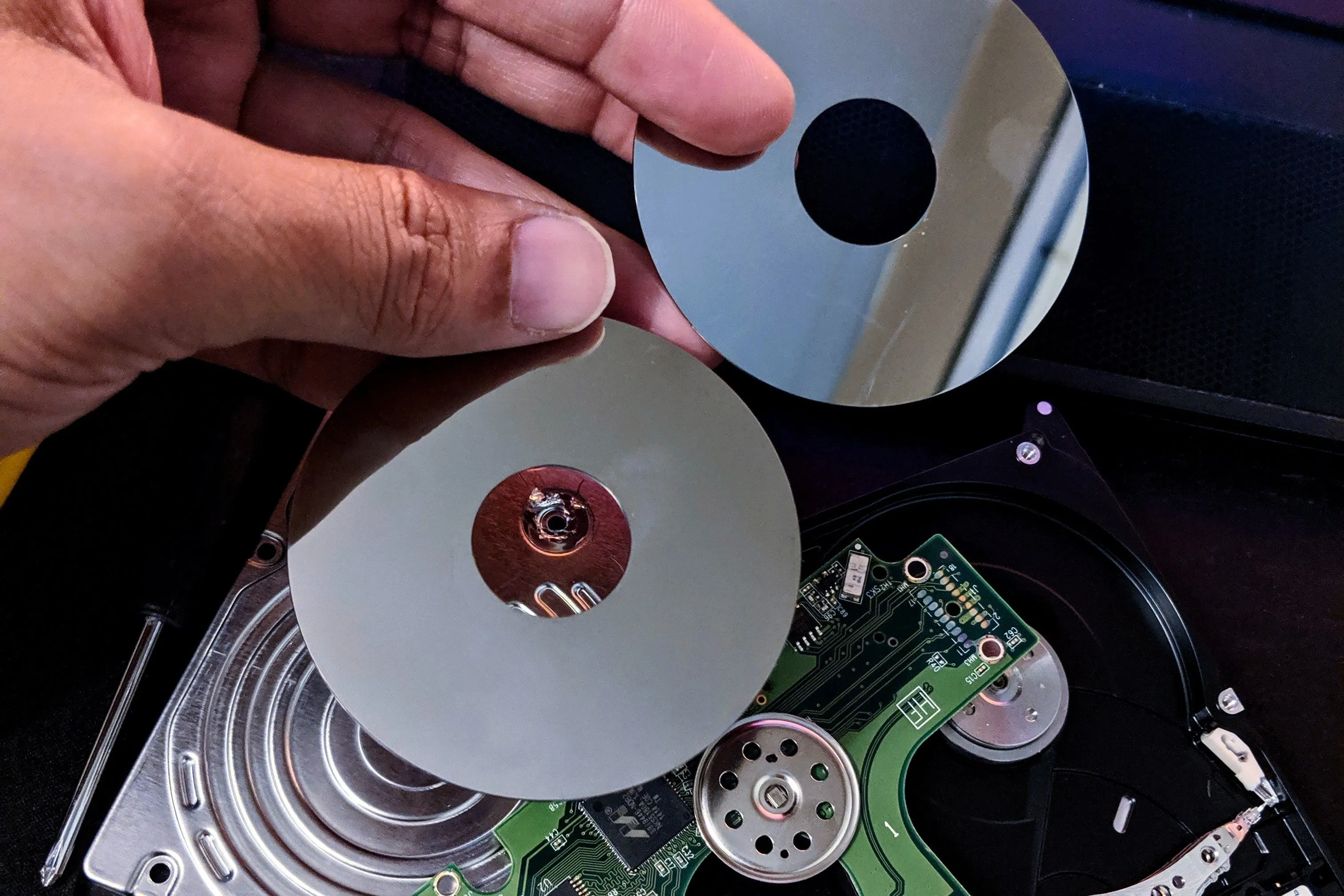 Các phiến đĩa (platters) bên trong ổ cứng HDD của laptop