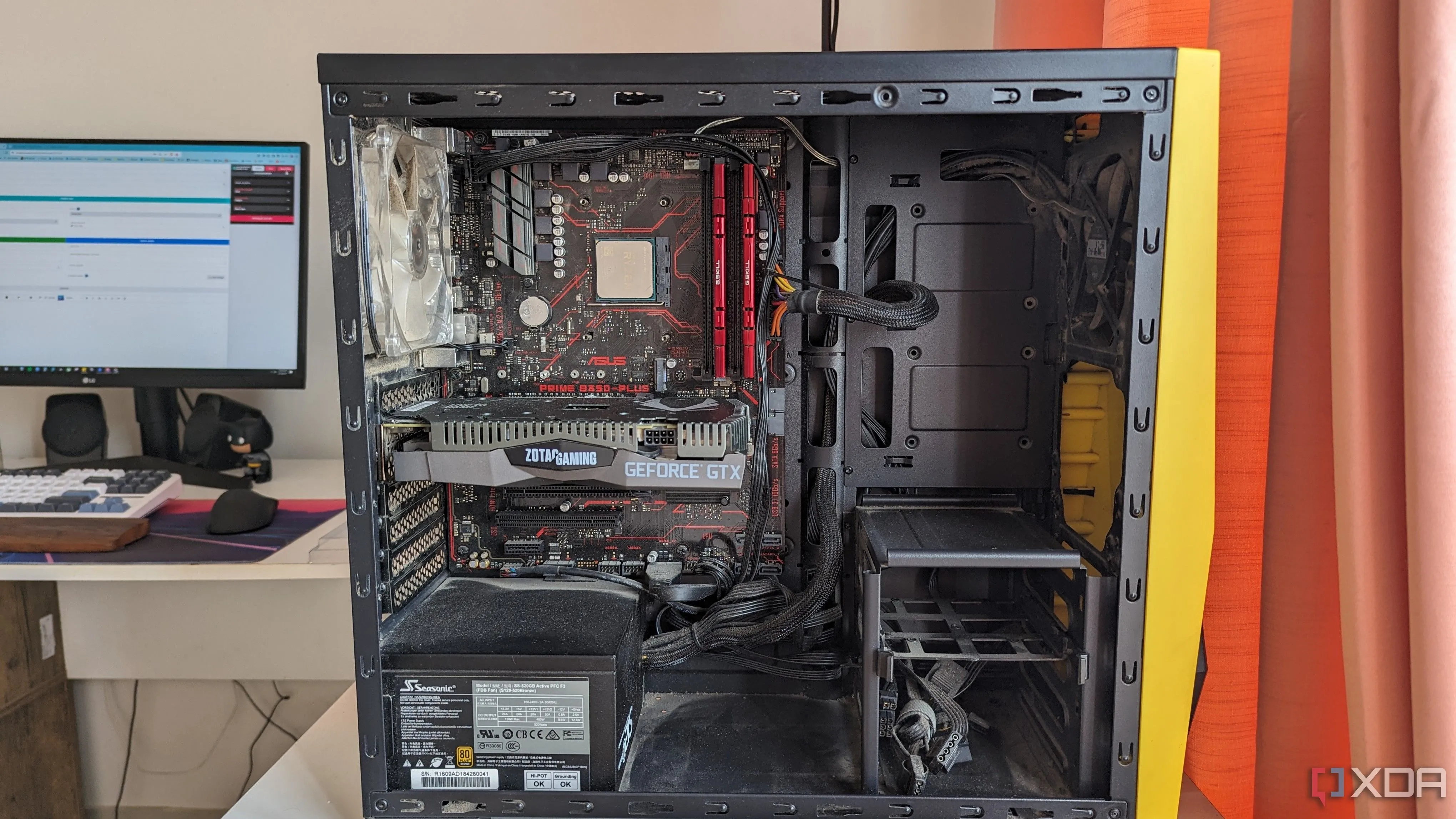 Cận cảnh bên trong một chiếc PC chơi game đã tháo nắp, nhắc nhở người dùng cẩn thận khi di chuyển máy tính để tránh làm hỏng ổ cứng.
