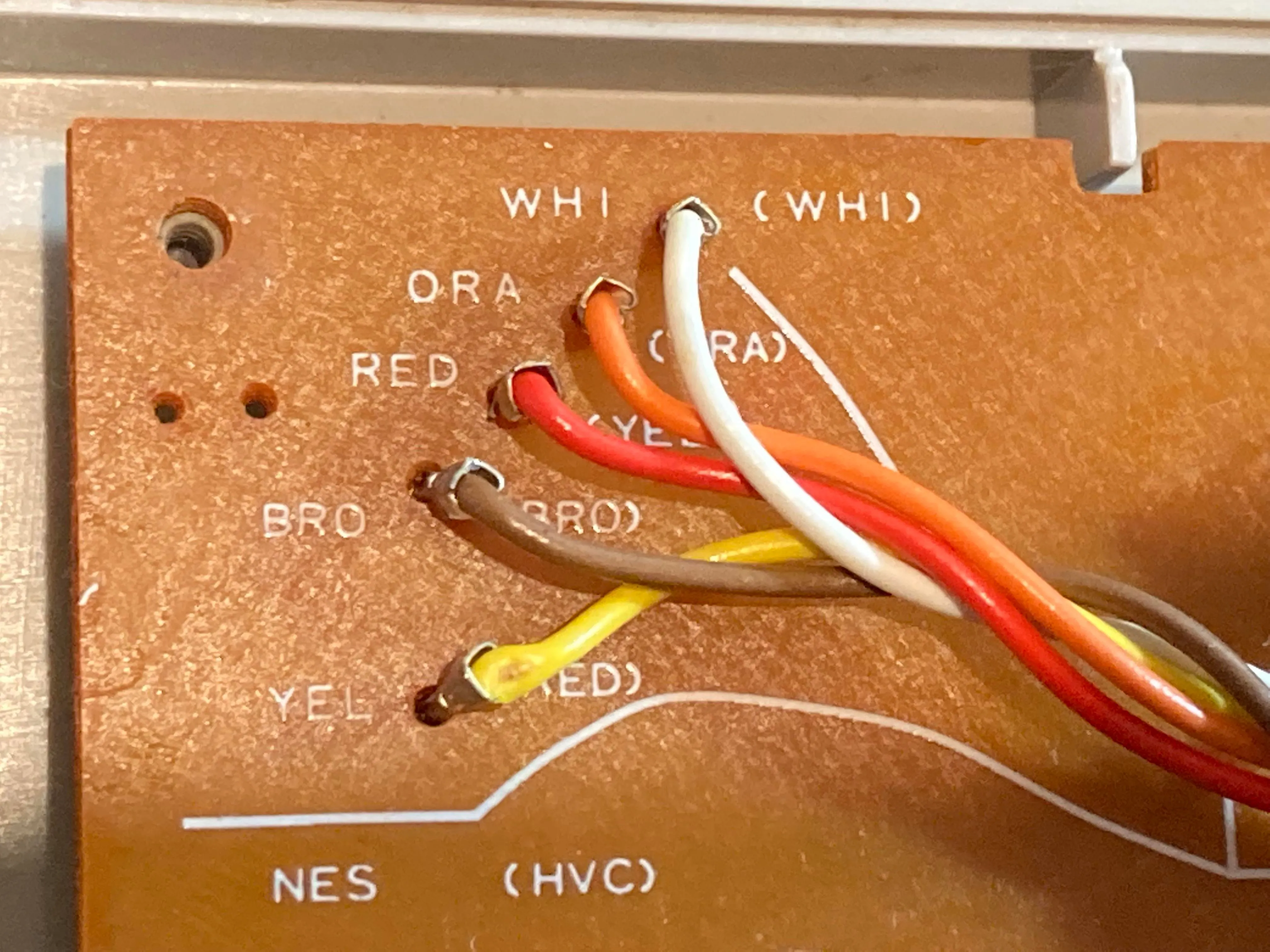 Cận cảnh các điểm kết nối dây cáp màu trên bảng mạch in (PCB) của tay cầm NES