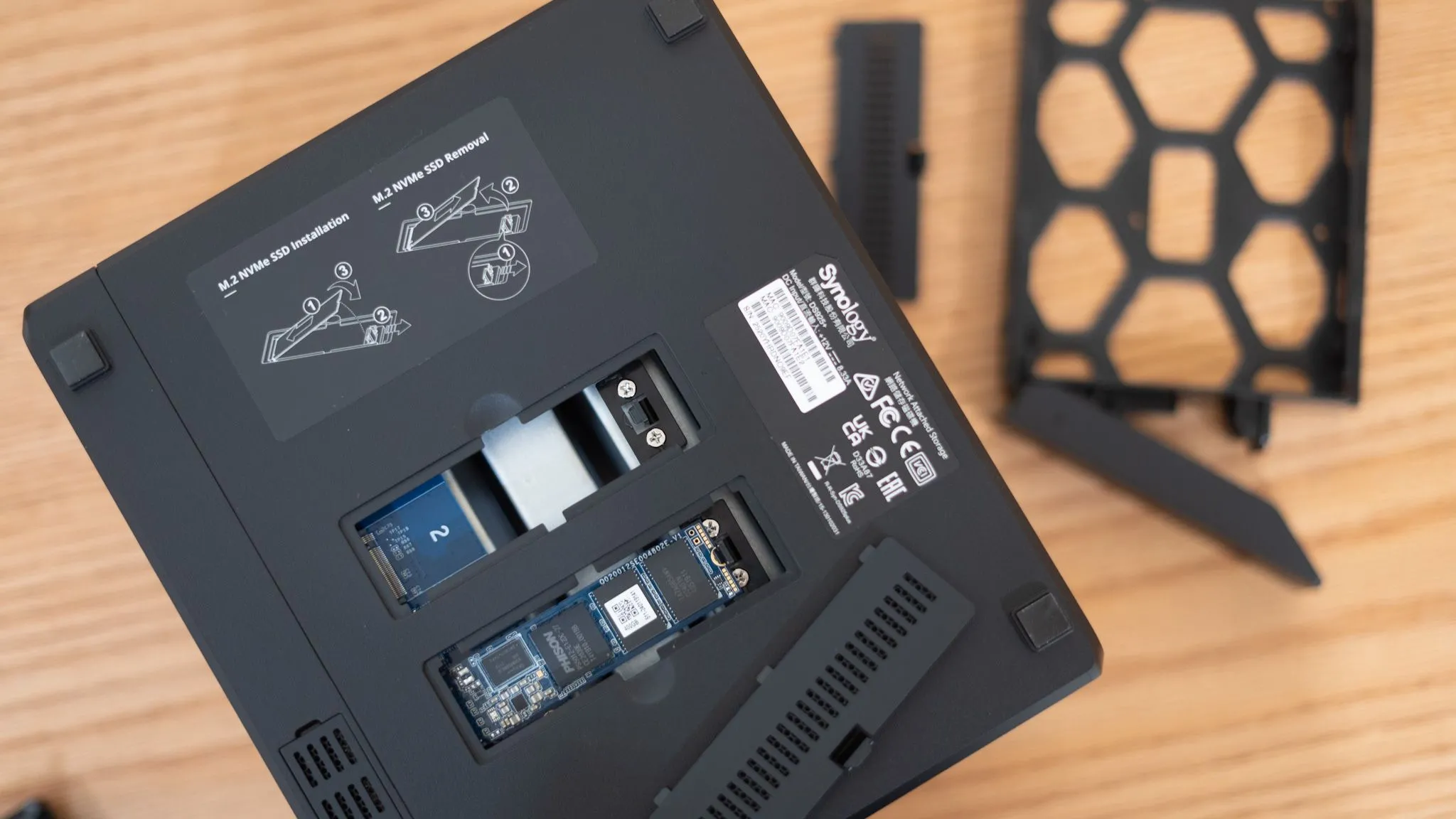 Cận cảnh khe cắm NVMe trên thiết bị NAS Synology DS925-Plus.