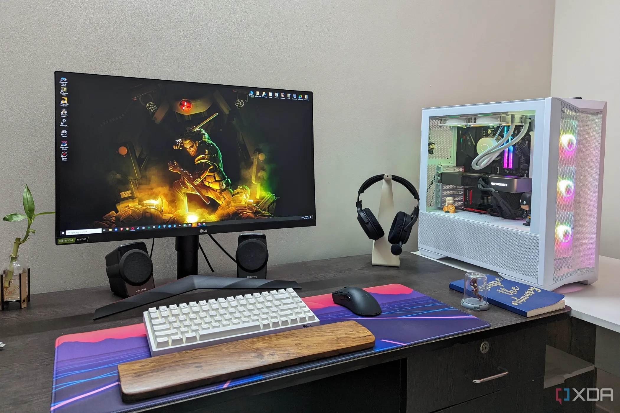 Cấu hình máy tính bàn gaming với màn hình, bàn phím, chuột và tai nghe