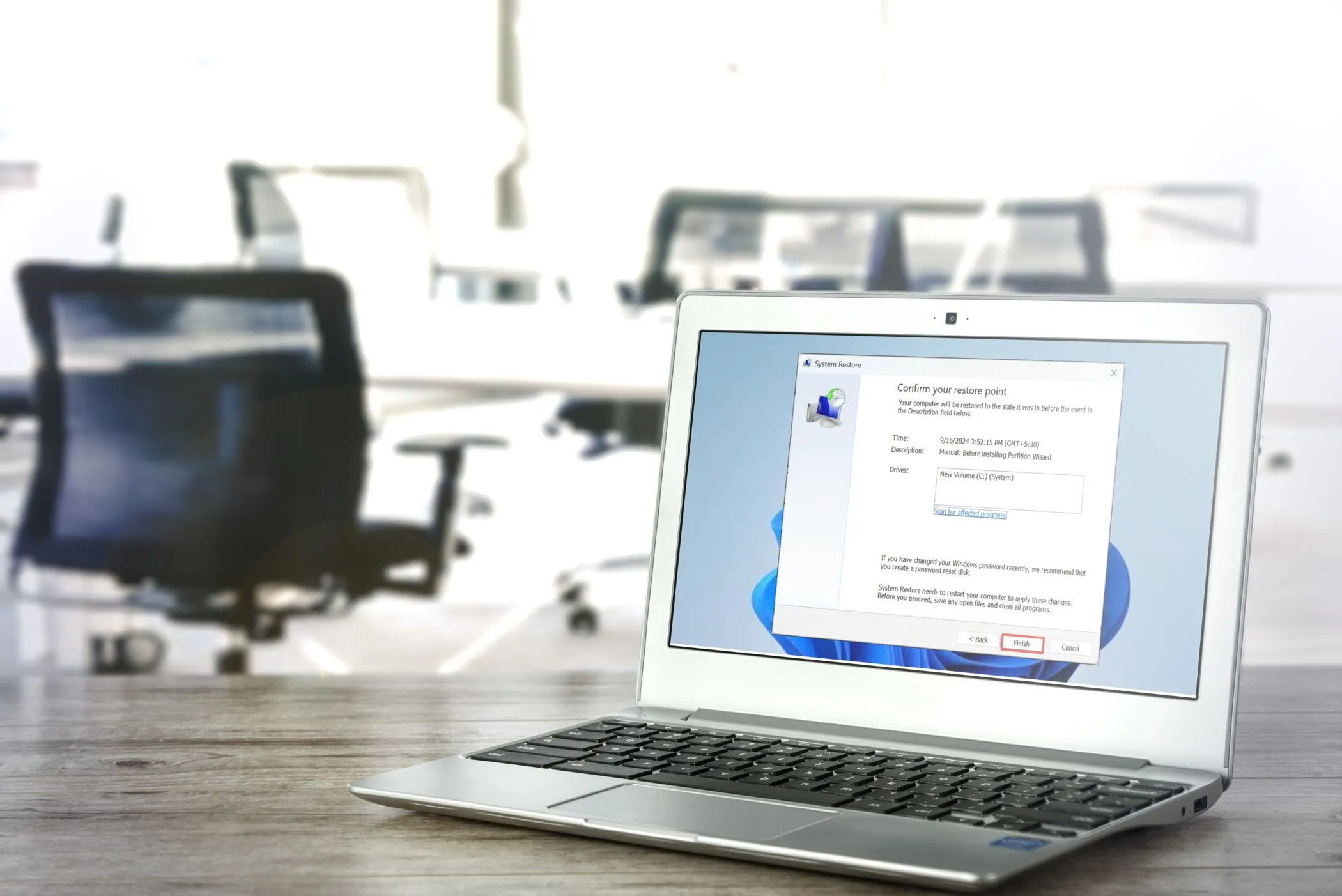 Cửa sổ System Restore trên một máy tính xách tay chạy Windows, hiển thị các tùy chọn để khôi phục hoặc tạo điểm khôi phục hệ thống.