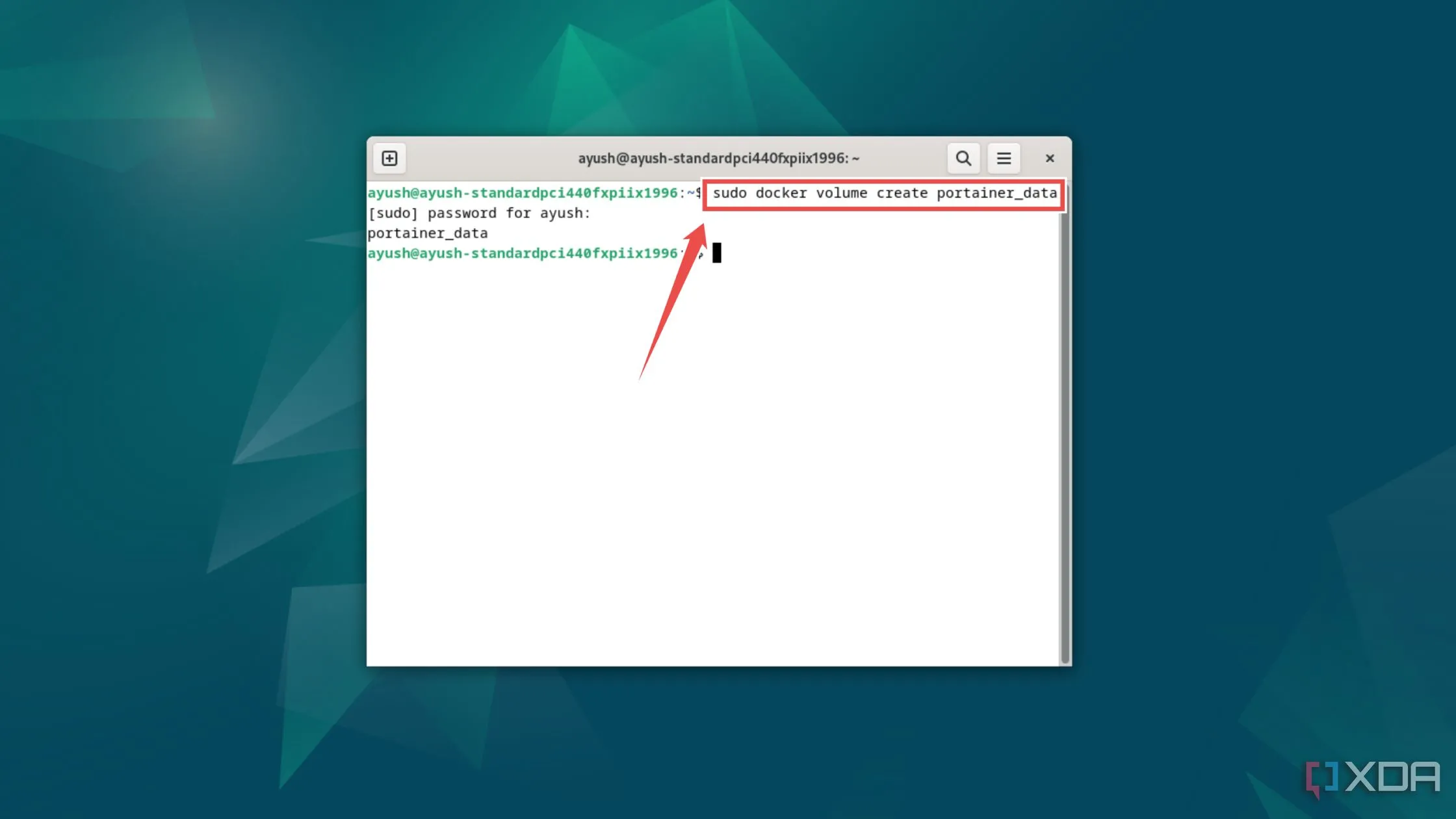 Cửa sổ Terminal hiển thị lệnh Docker để tạo volume lưu trữ dữ liệu Portainer