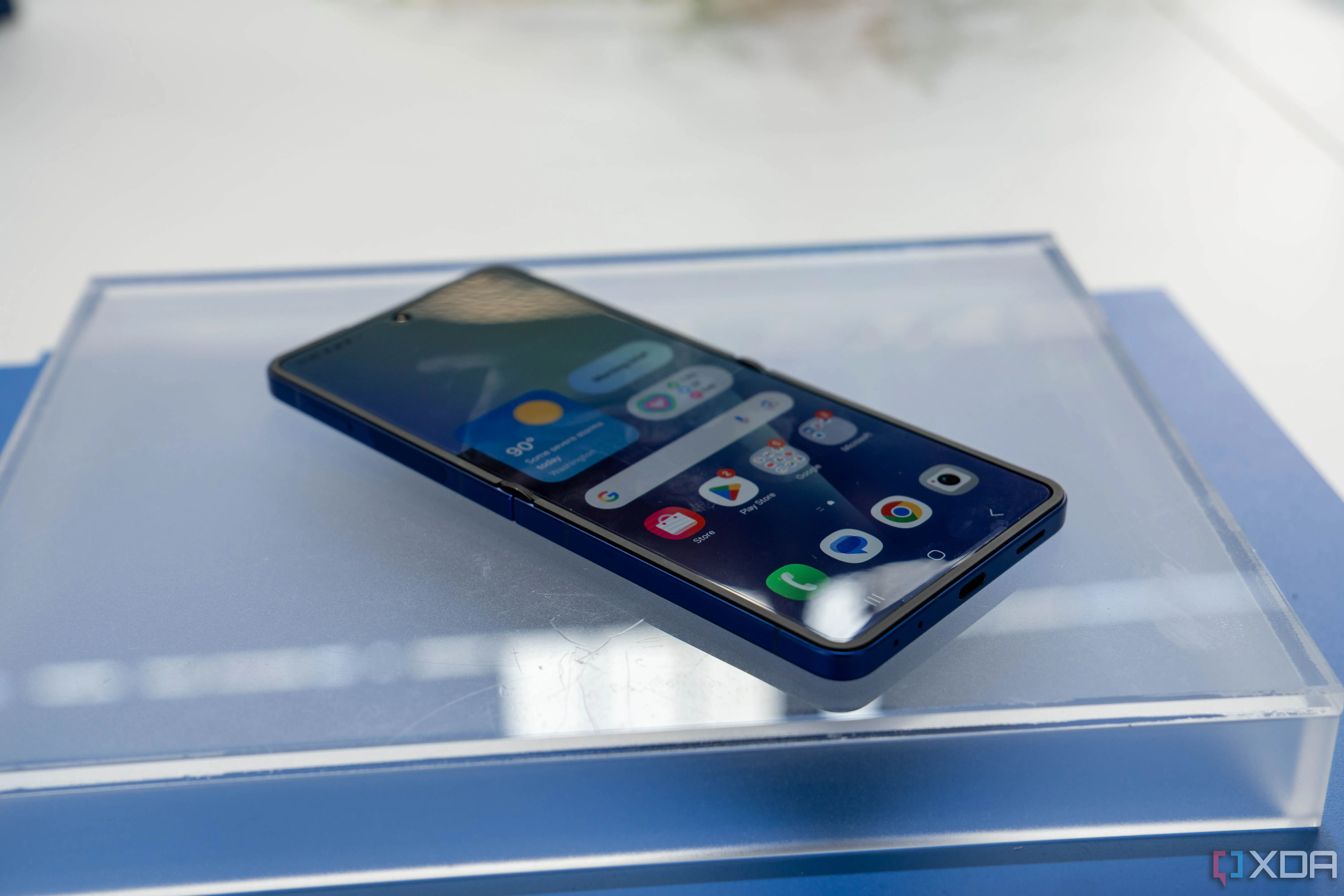 Điện thoại Samsung Galaxy Z Flip 7 màu kem, mở phẳng trên bàn, hiển thị màn hình chính