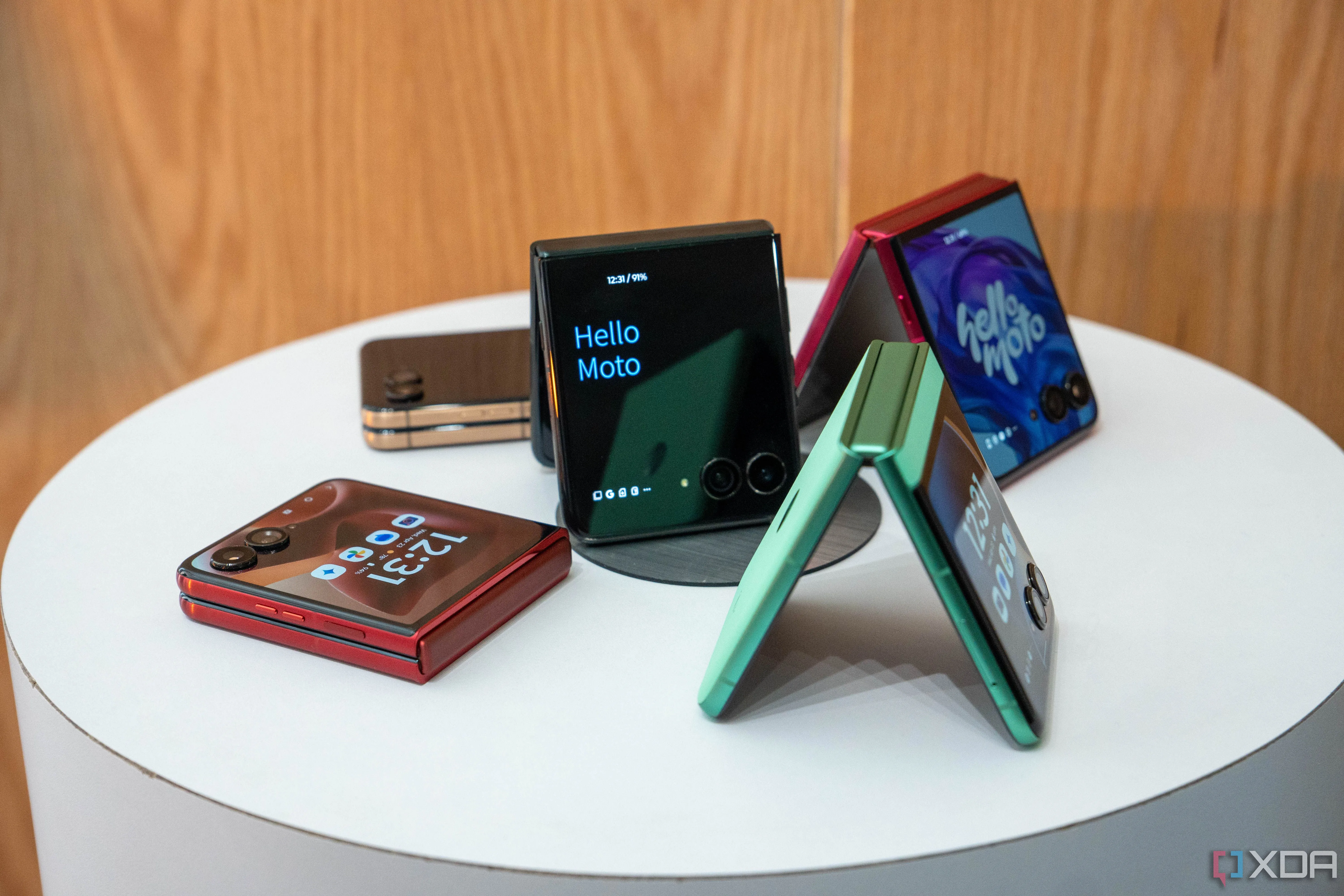 Dòng điện thoại gập Motorola Razr với nhiều phiên bản và màu sắc khác nhau, đặt cạnh nhau