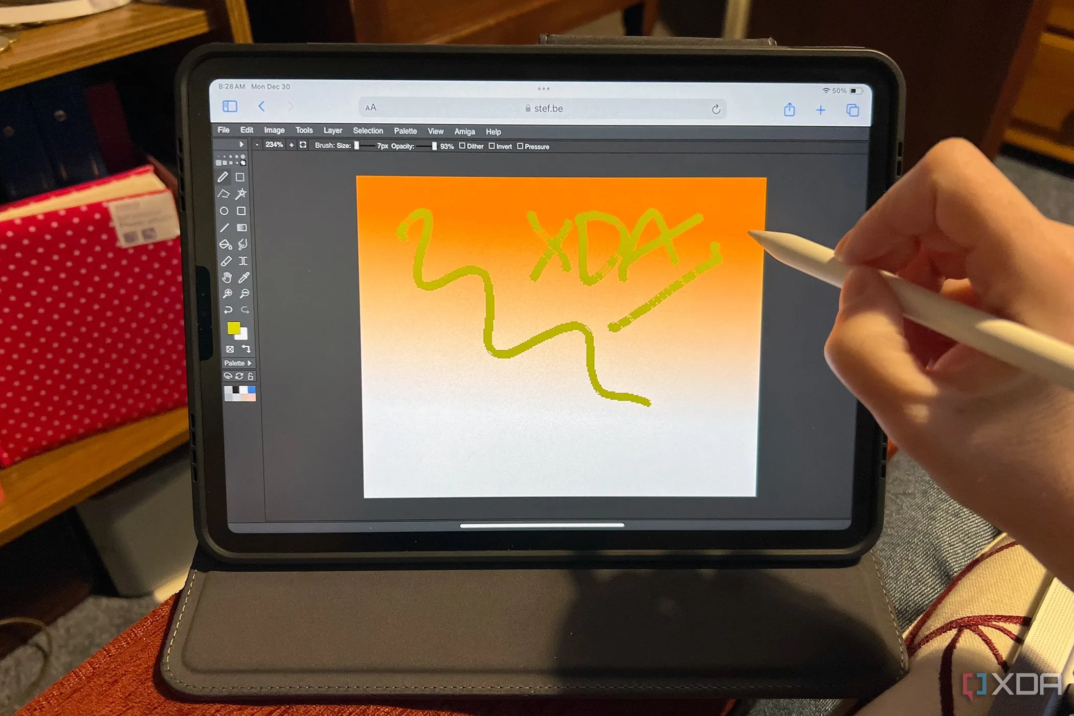 Giao diện công cụ vẽ DPaint JS chạy trên trình duyệt iPad Pro, cho thấy khả năng truy cập qua web trên tablet.