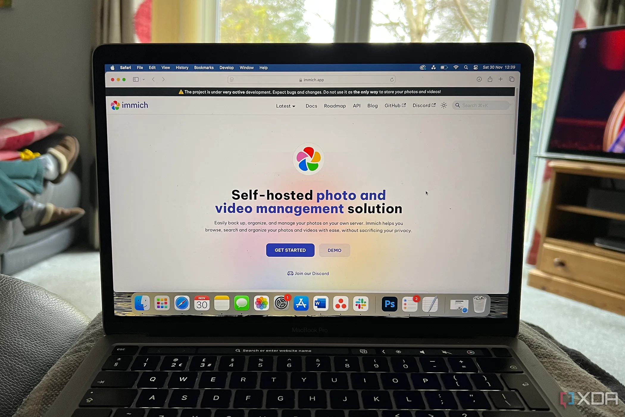 Giao diện Immich trên MacBook hiển thị thư viện ảnh cá nhân