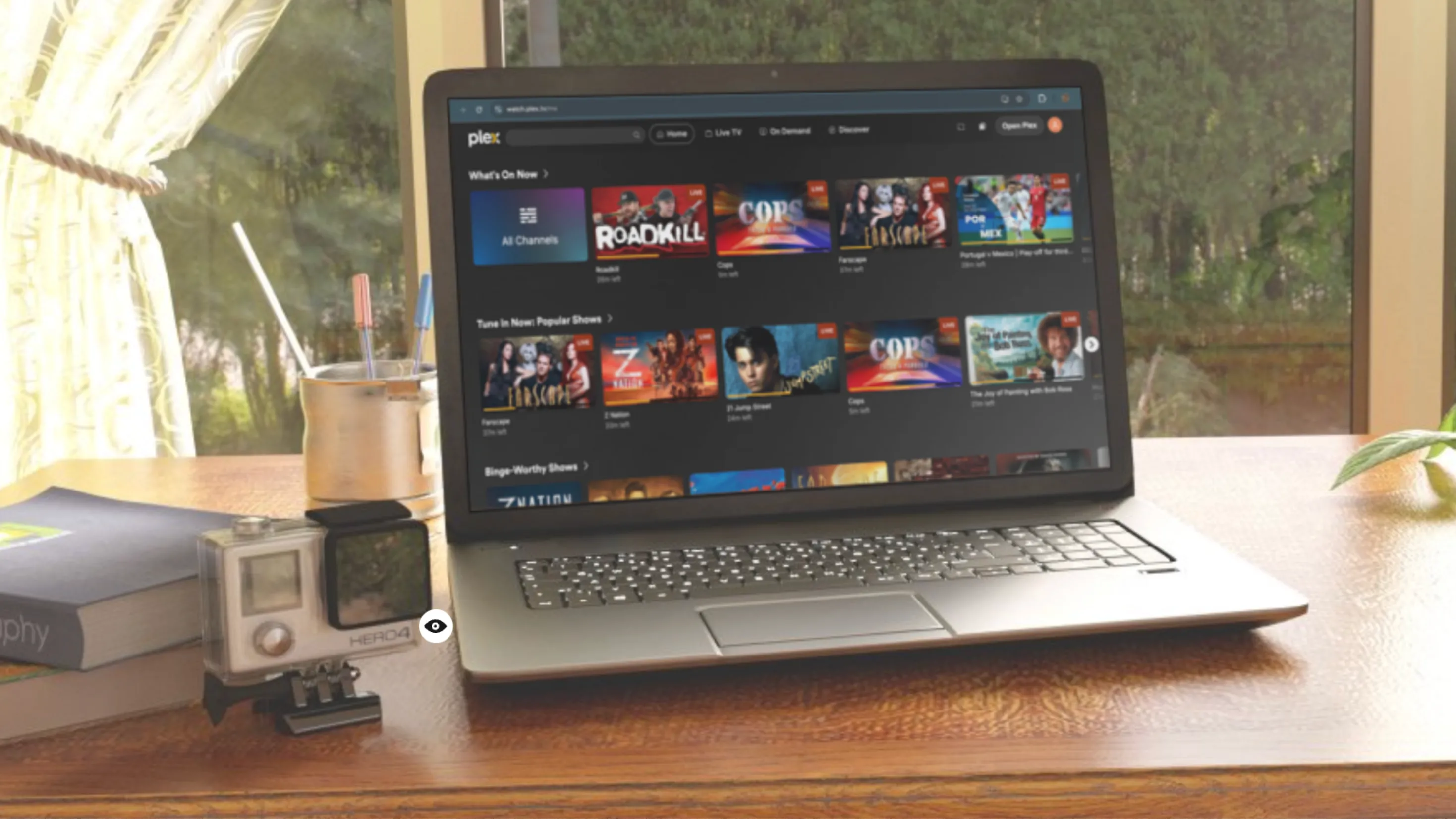 Giao diện Plex trên màn hình laptop Windows, hiển thị danh sách phim và chương trình TV.