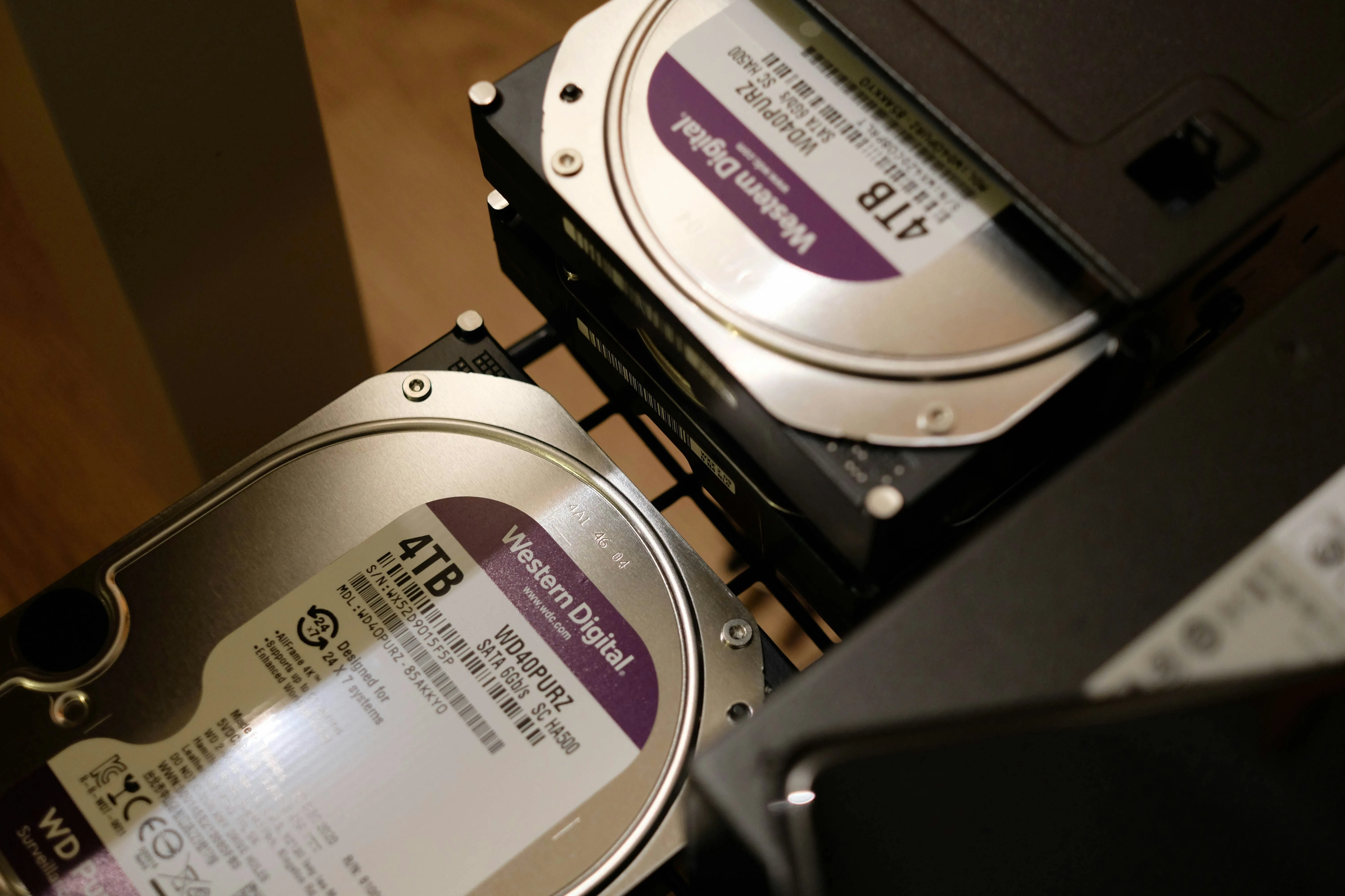 Hai ổ cứng HDD được xếp chồng lên nhau với nhãn rõ ràng