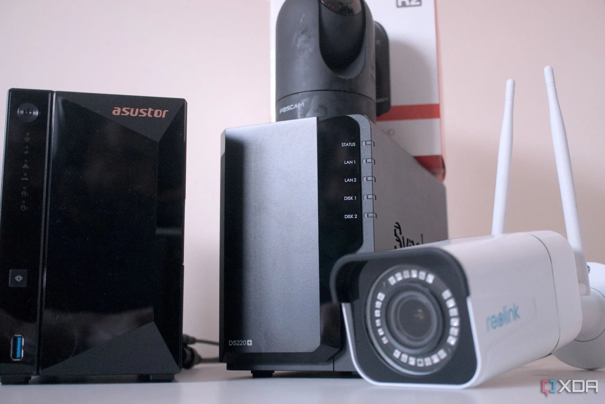 Hệ thống camera giám sát kết nối với NAS, hiển thị nhiều khung hình từ các camera khác nhau.