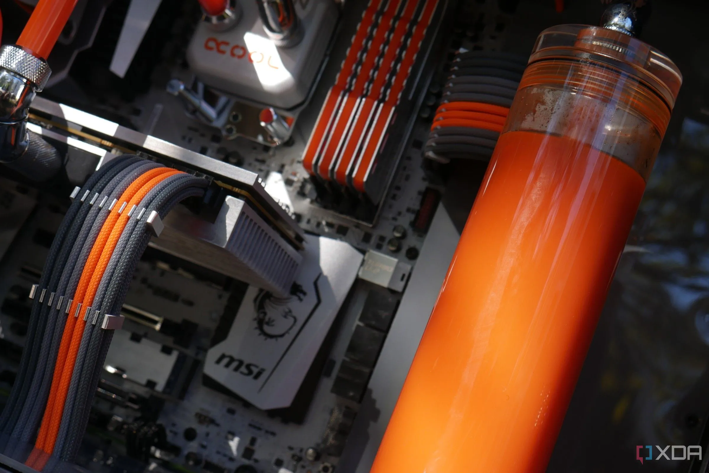 Hệ thống PC tự build cao cấp với tản nhiệt nước và dây cáp tùy chỉnh