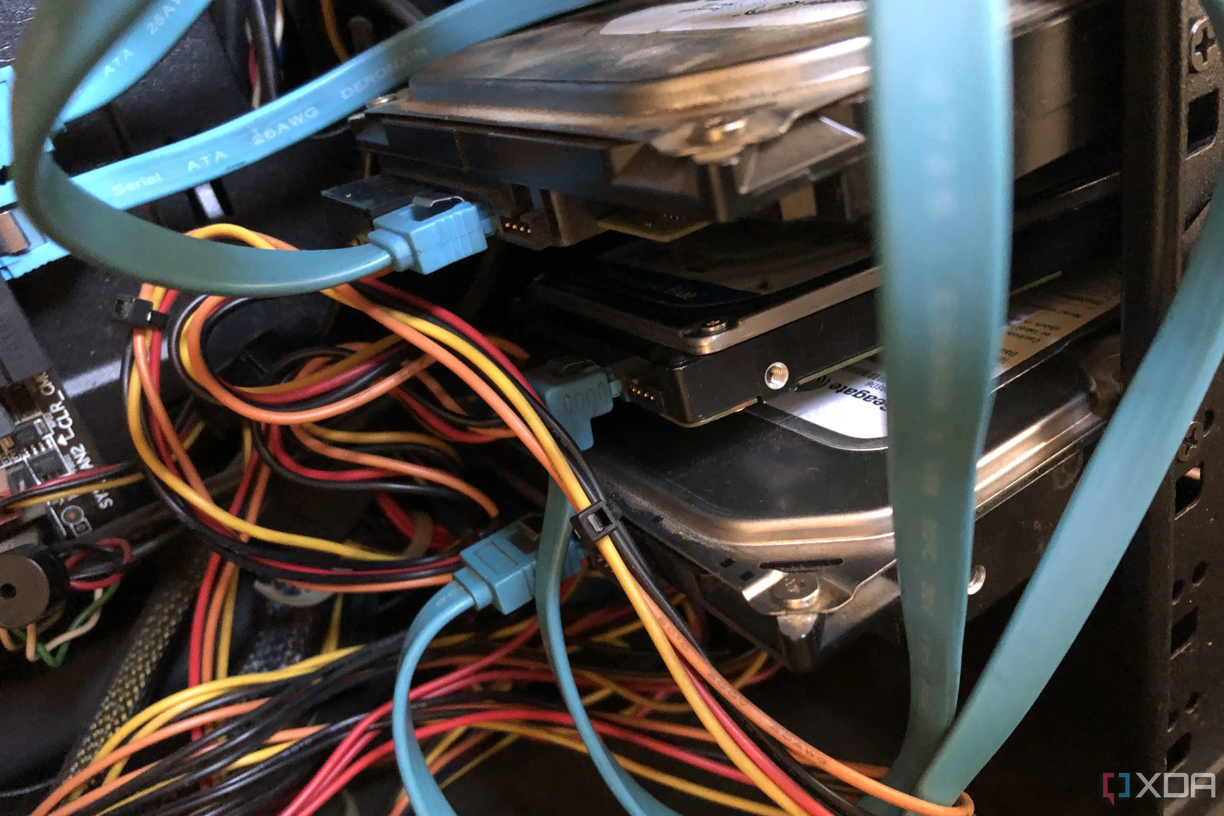 Hình ảnh lắp đặt ổ cứng HDD vào khoang máy tính để bàn, nhấn mạnh tầm quan trọng của việc gắn chặt để giảm rung động và tăng độ bền ổ cứng.
