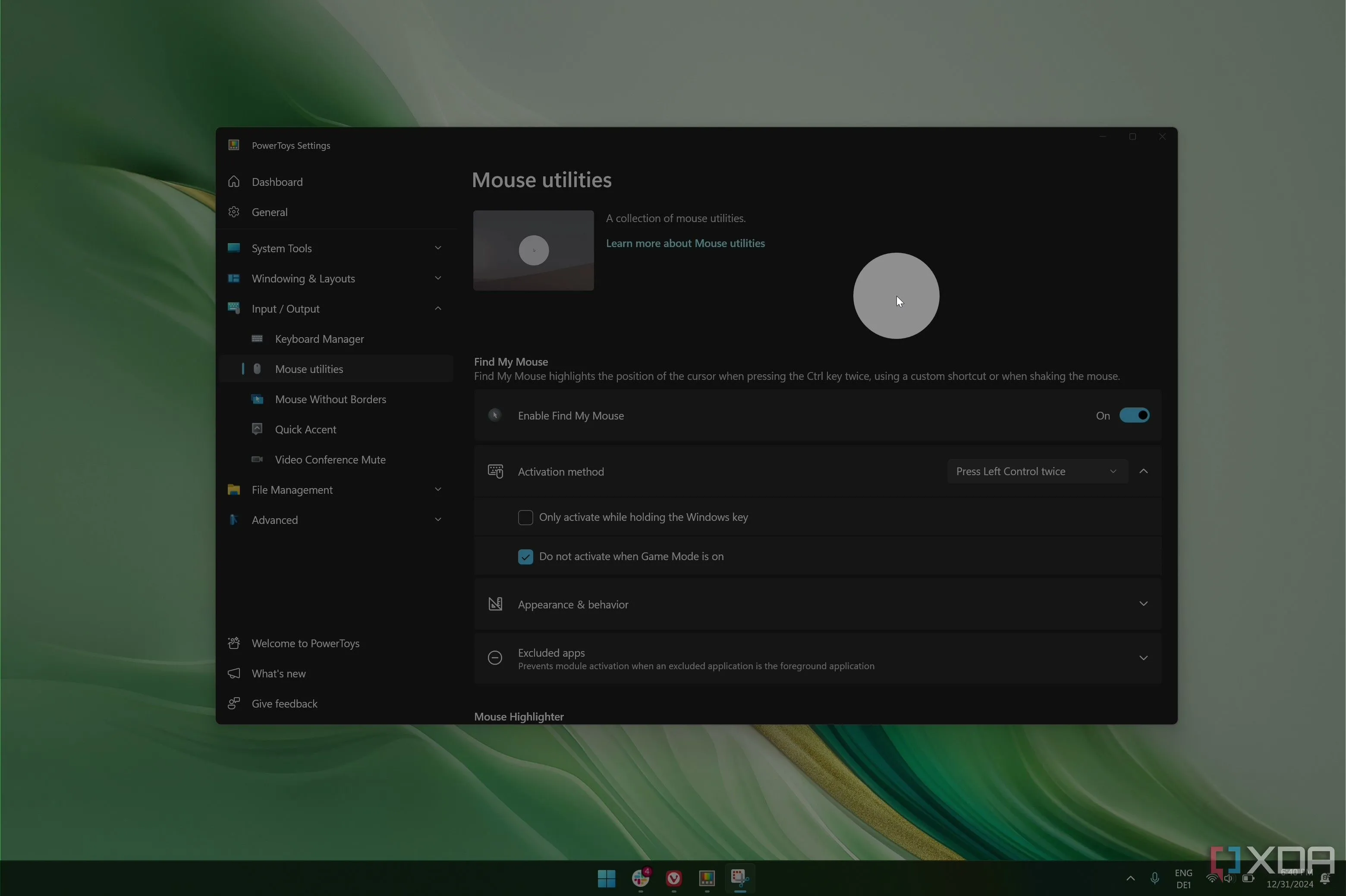 Hình ảnh màn hình desktop Windows 11 với con trỏ chuột được làm nổi bật bằng công cụ Find My Mouse của PowerToys