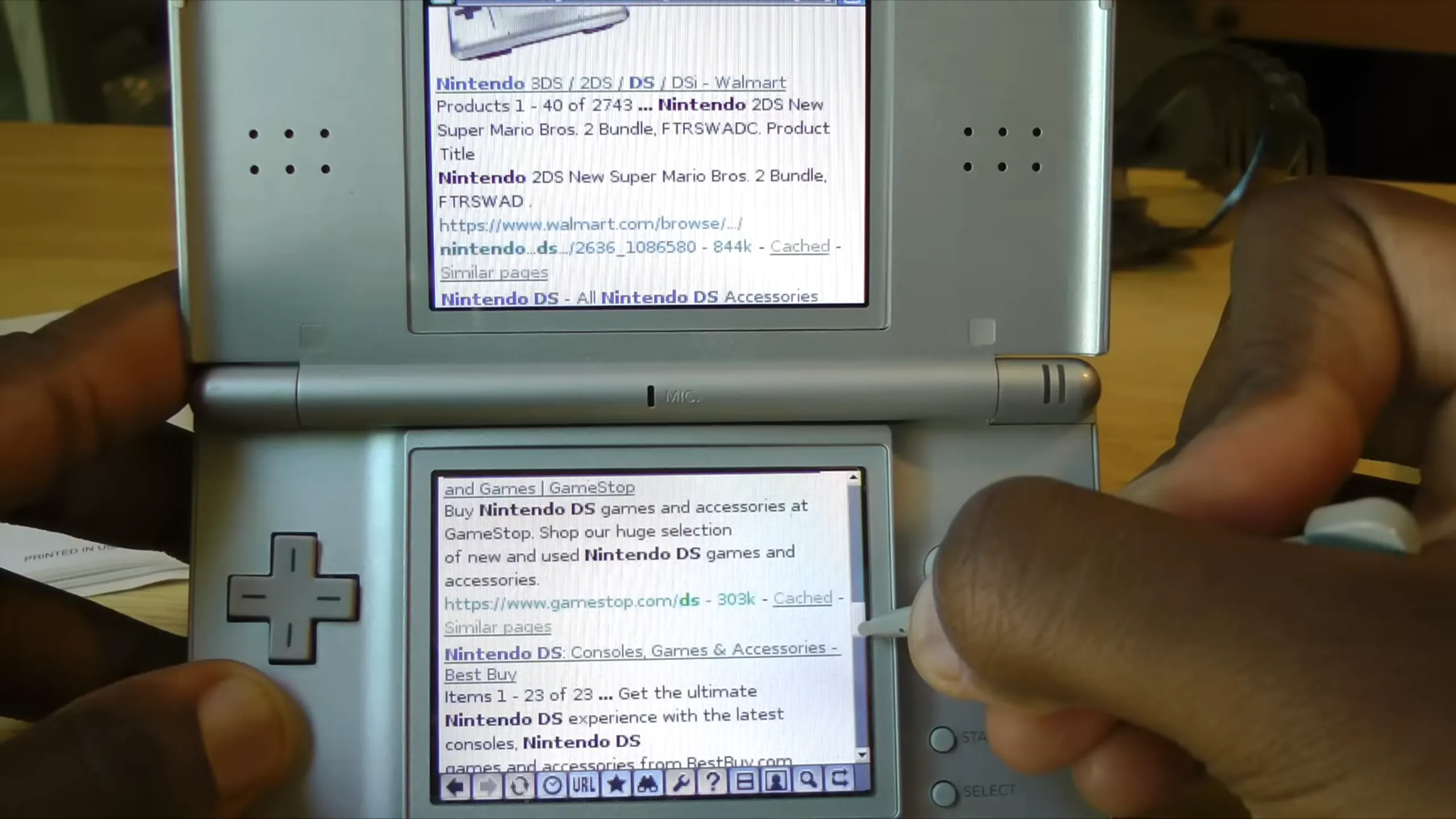Hình ảnh một máy Nintendo DS hiển thị trình duyệt web với trang tìm kiếm Google, minh họa tính năng độc đáo của thiết bị hai màn hình