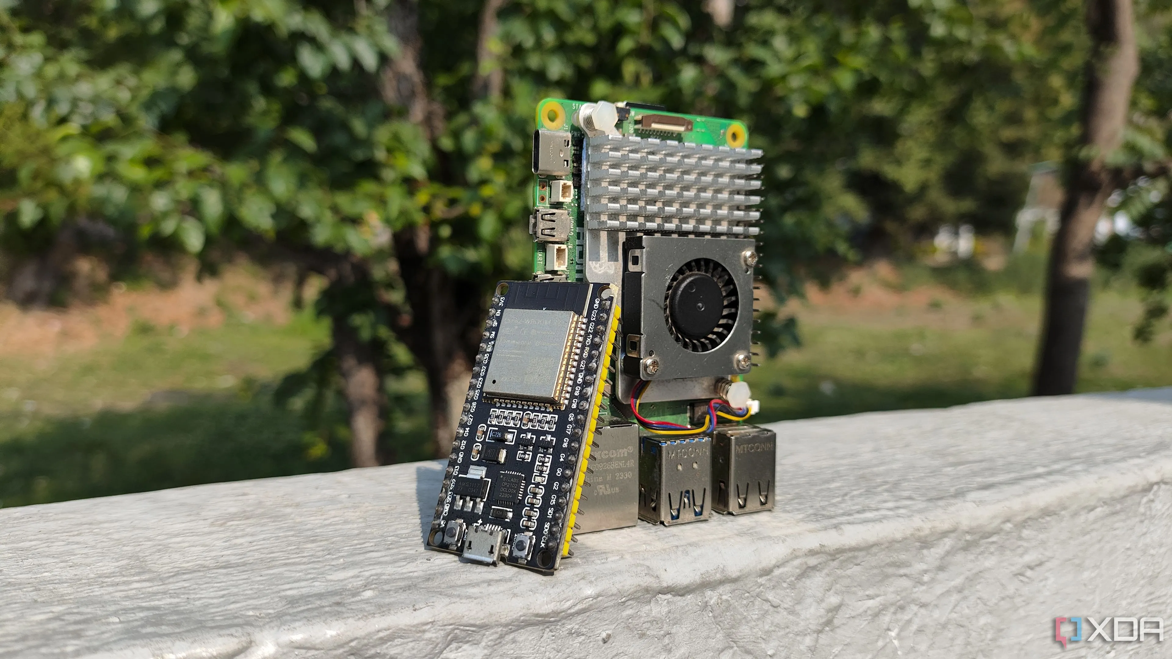 Hình ảnh so sánh kích thước và sự kết hợp của Raspberry Pi và ESP32 trong các dự án công nghệ nhà thông minh.