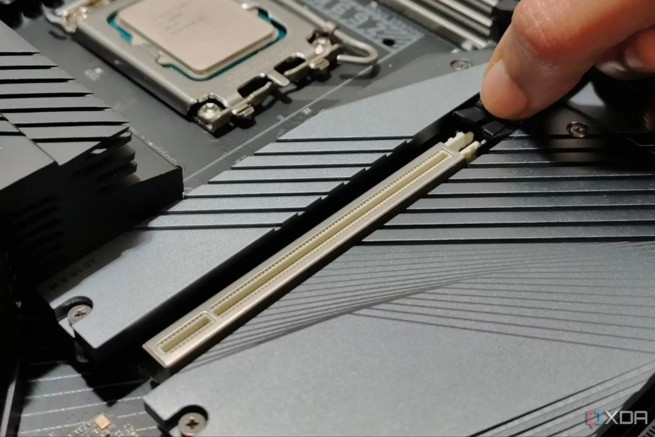 Khe cắm PCIe trên bo mạch chủ, nơi gắn các thiết bị như card đồ họa hoặc ổ cứng SSD NVMe, cho thấy khả năng mở rộng của hệ thống máy tính