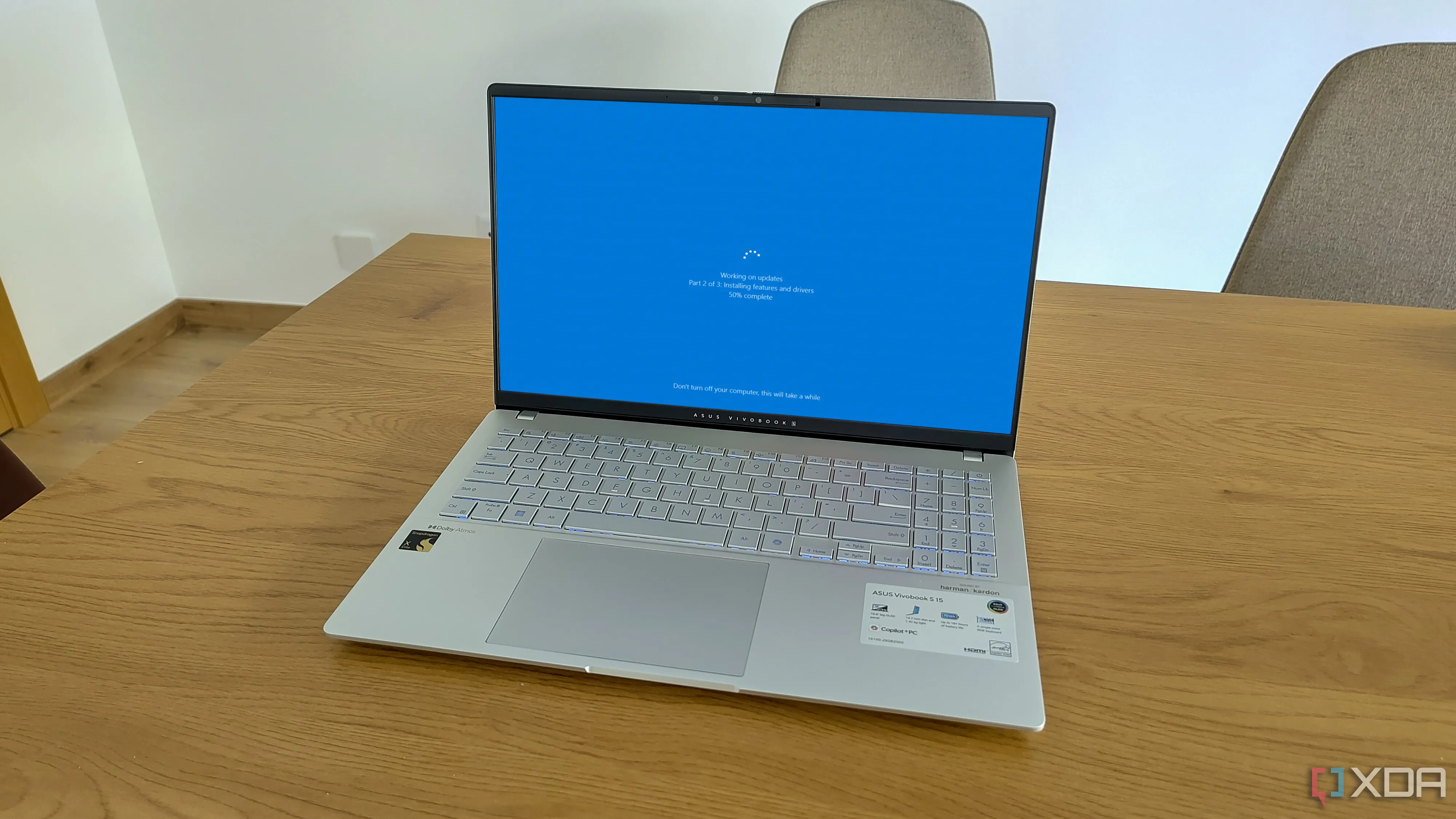Laptop hiển thị màn hình Windows đang khởi động lại để cài đặt cập nhật