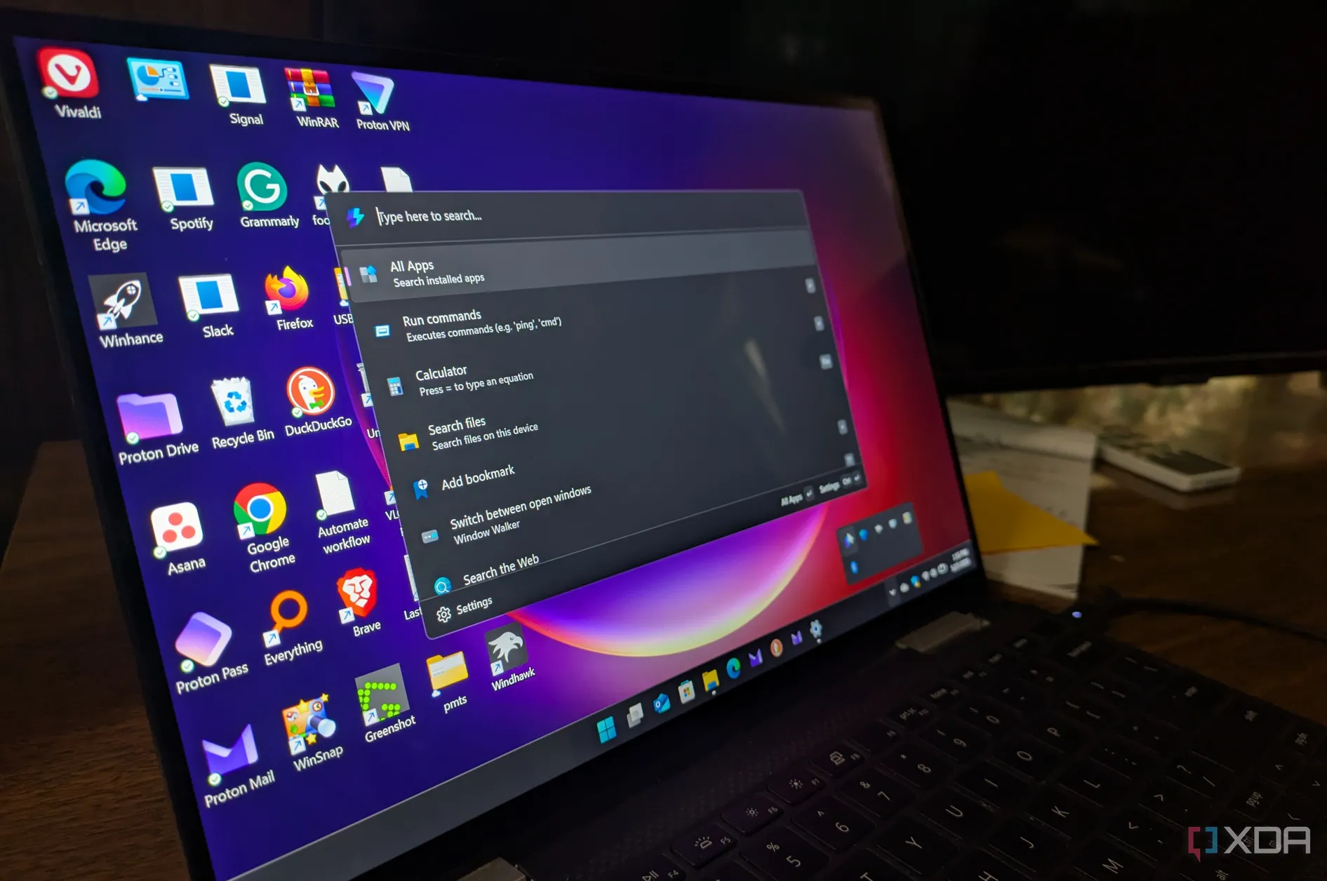 Laptop hiển thị PowerToys Command Palette, minh họa khả năng tự động hóa và truy cập nhanh các chức năng trên Windows 11.