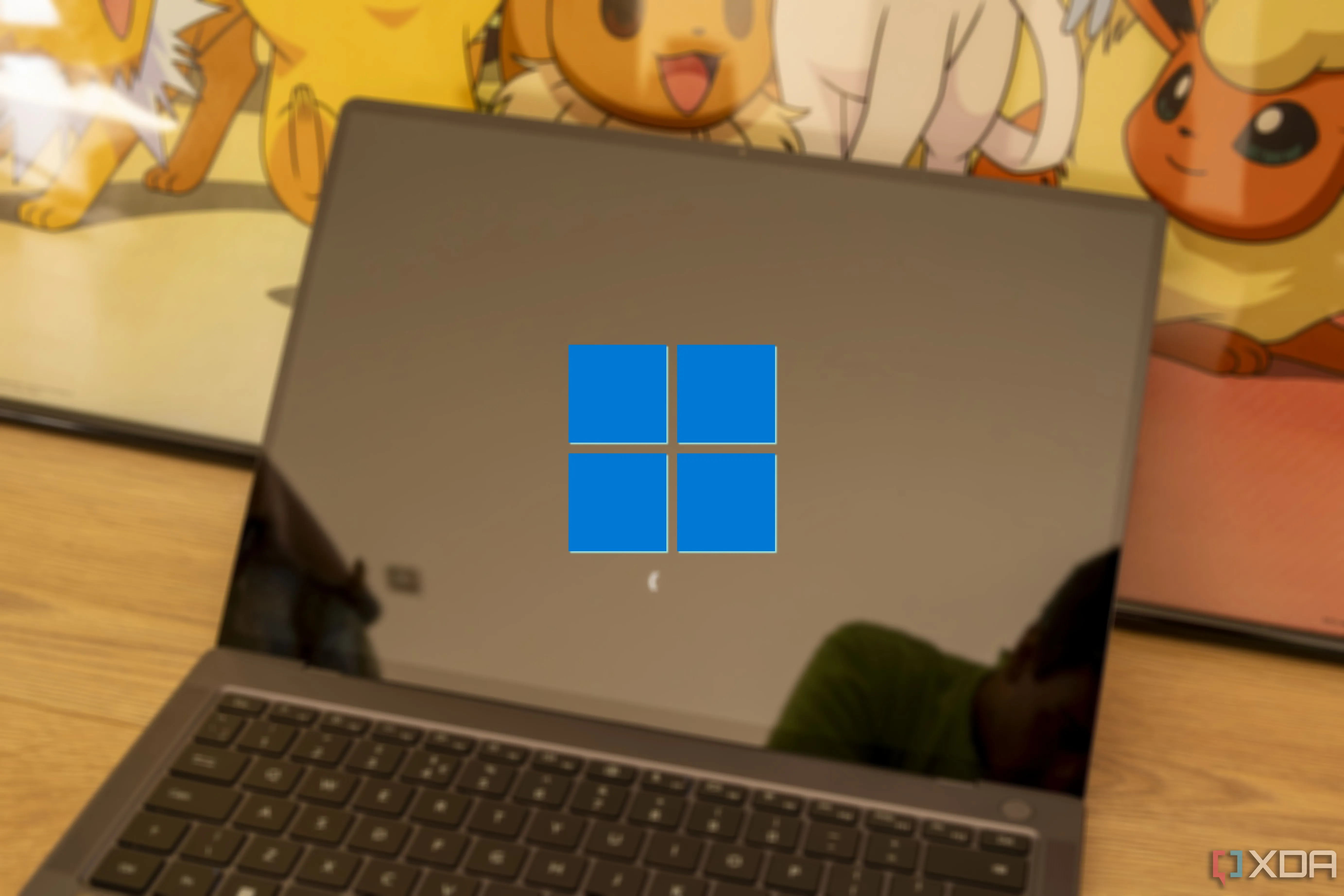 Laptop khởi động hiển thị logo Windows trên màn hình