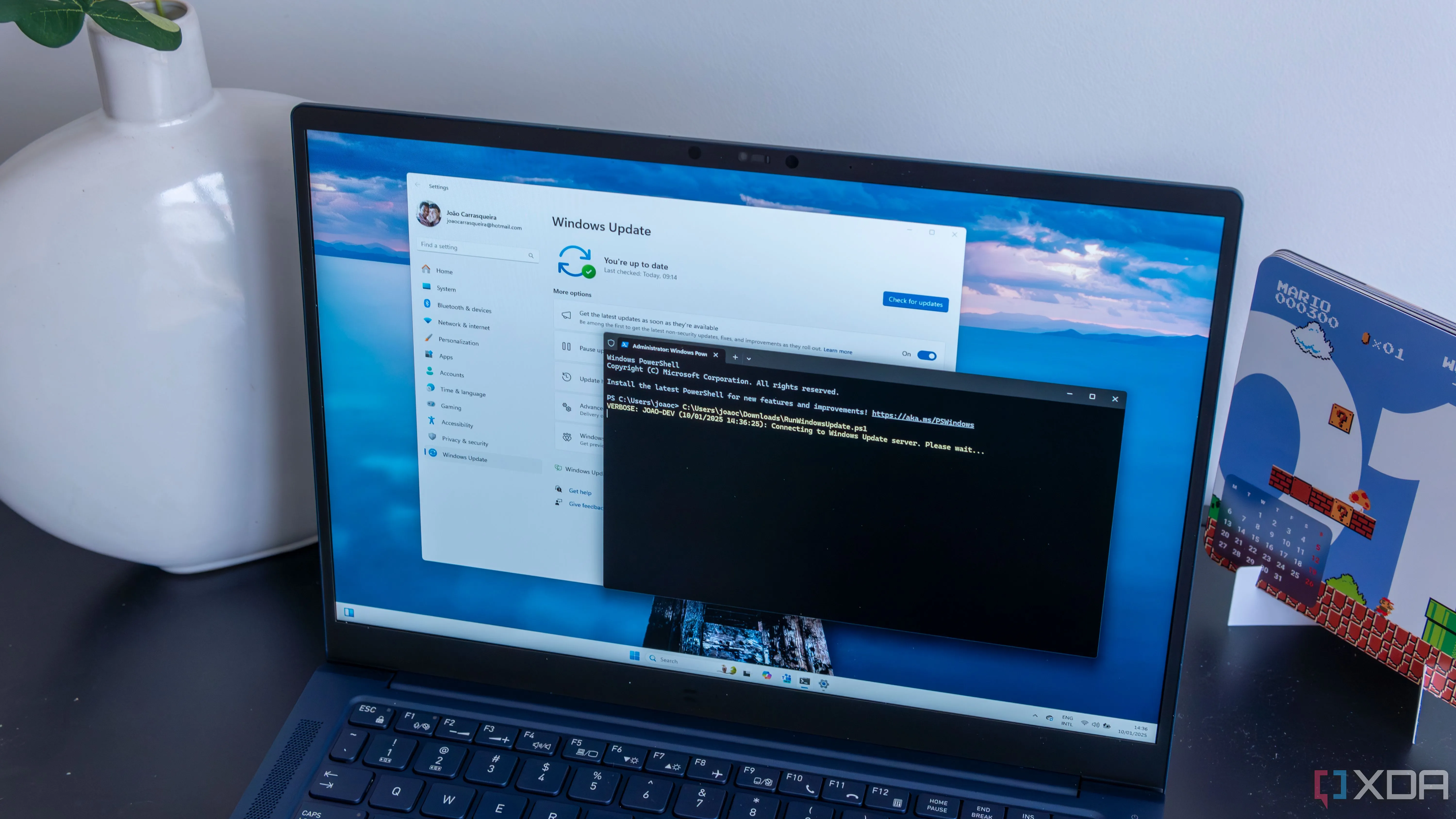 Laptop Windows 11 đang chạy script PowerShell để cập nhật hệ thống