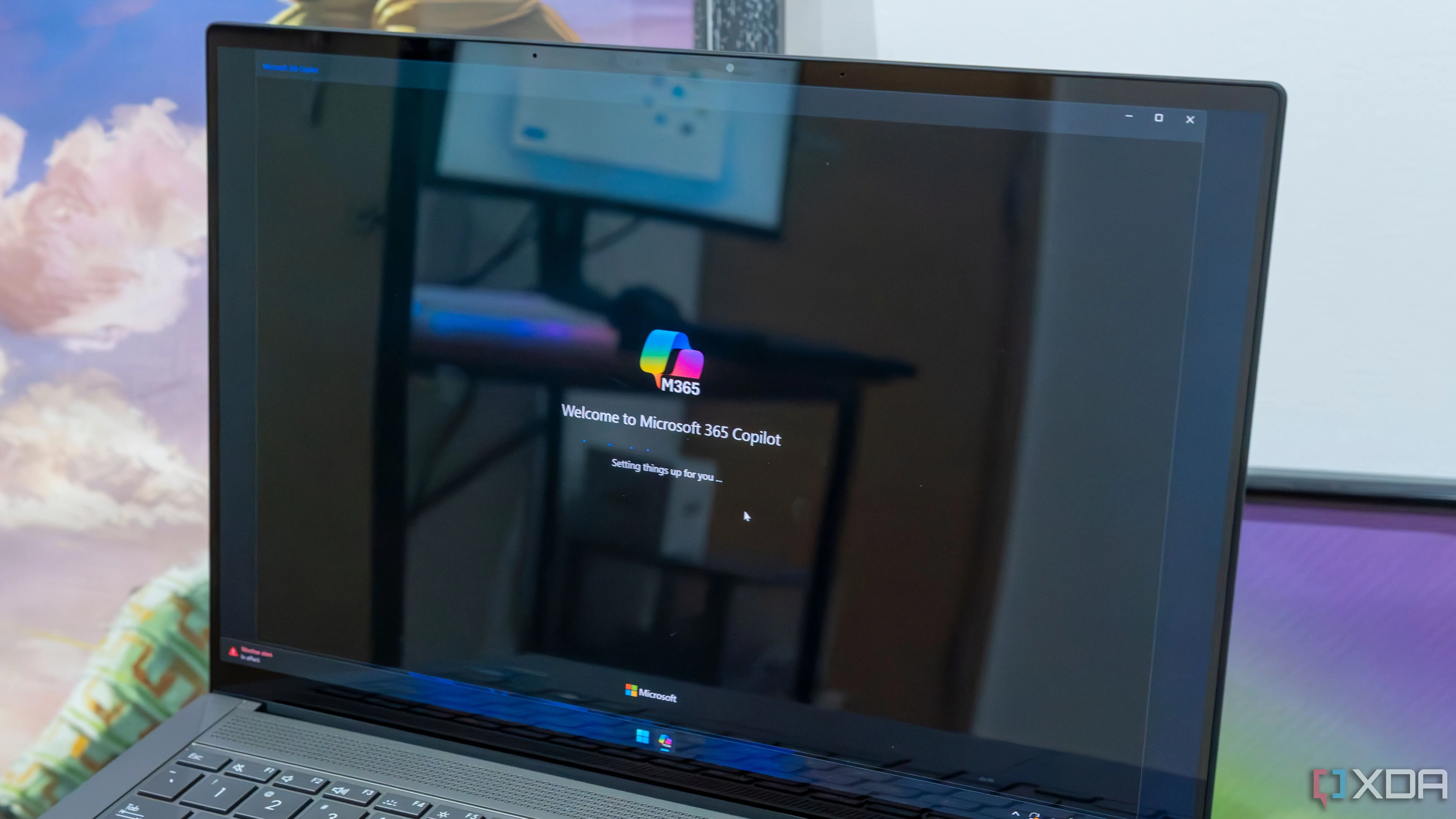 Laptop Windows 11 hiển thị Microsoft 365 với giao diện các ứng dụng Office