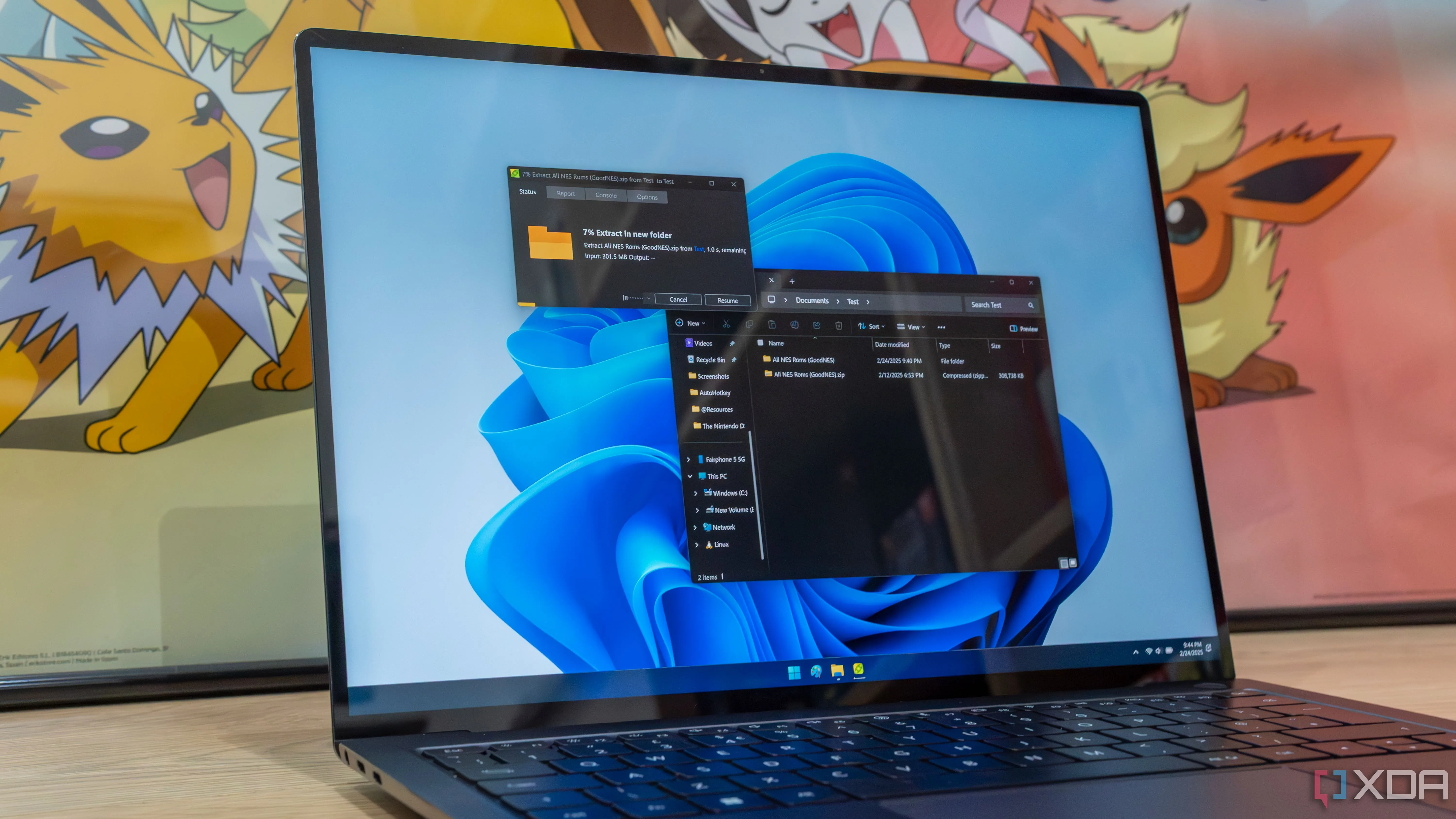 Laptop Windows 11 hiển thị ứng dụng giải nén PeaZip và các biểu tượng ứng dụng khác