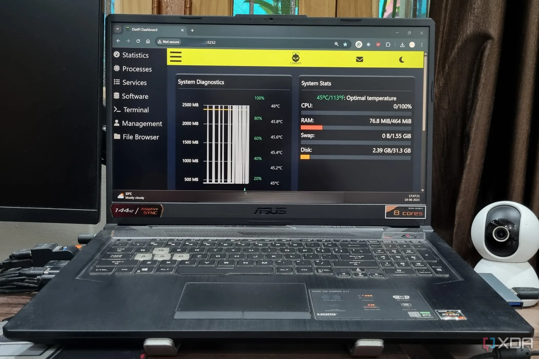 Laptop Windows hiển thị giao diện DietPi Dashboard trên trình duyệt Chrome, giúp quản lý Raspberry Pi từ xa