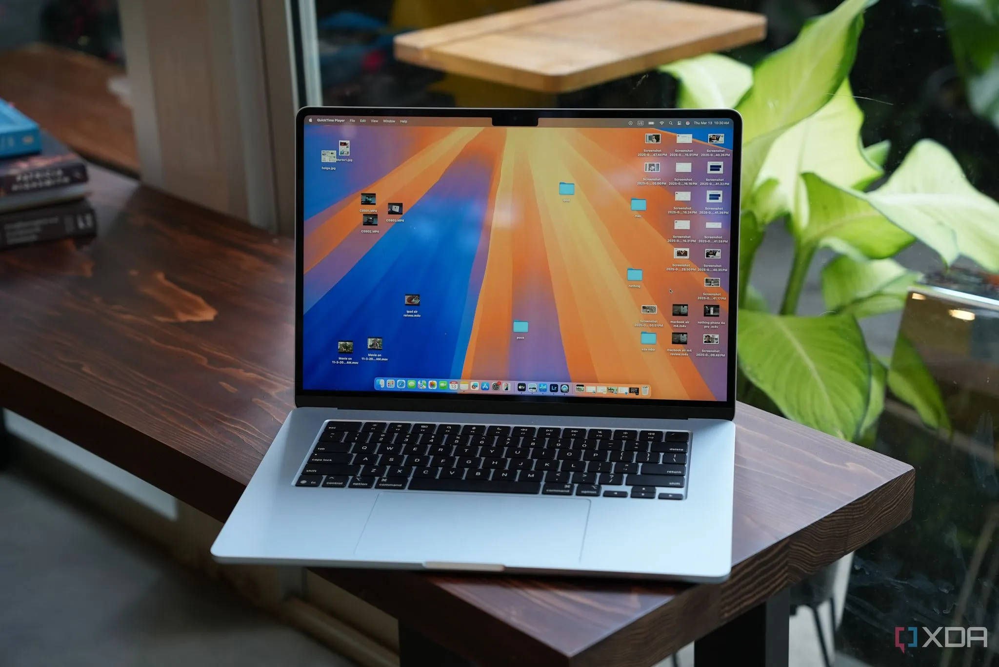 MacBook Air M4 2025 trên bàn làm việc