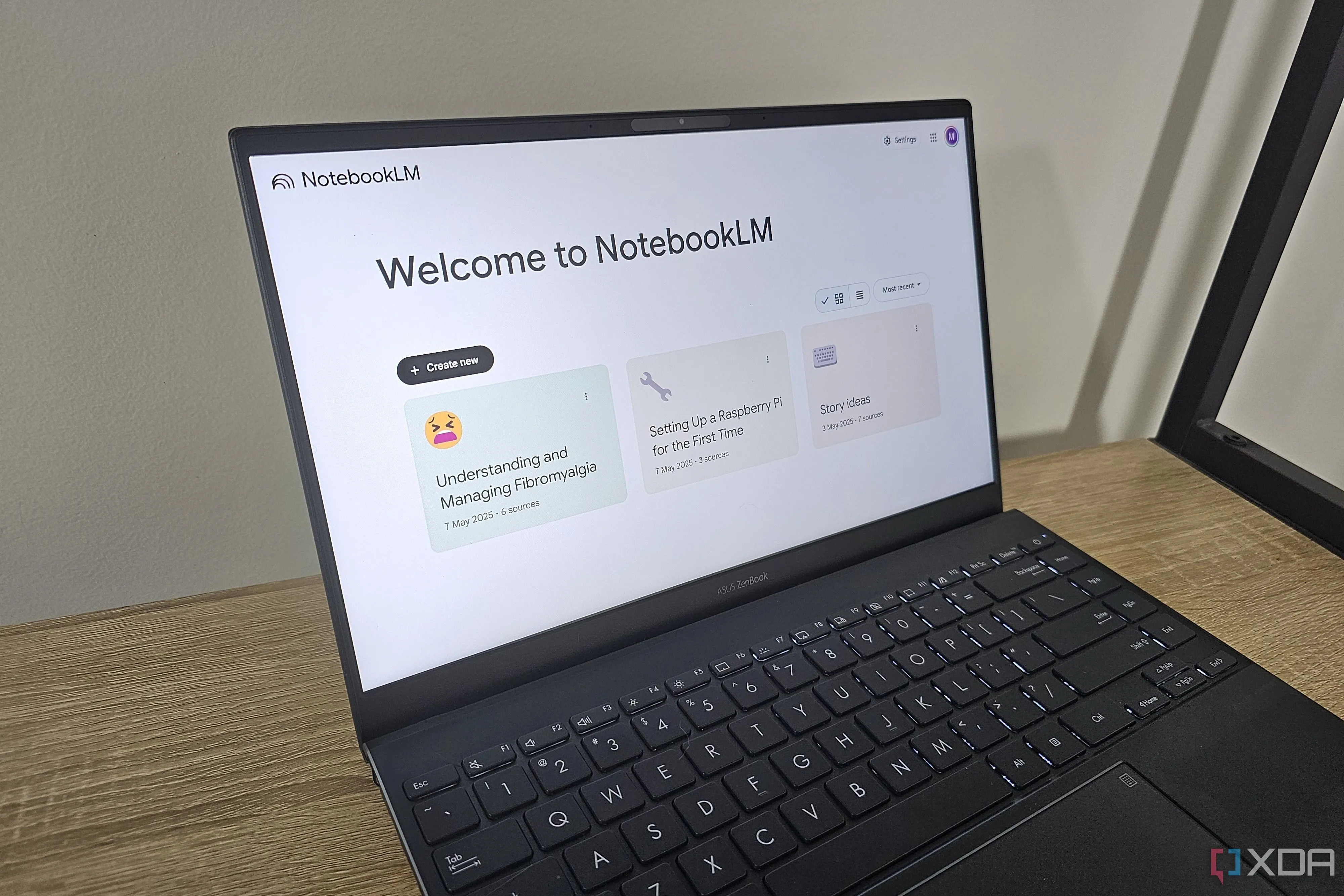 Màn hình làm việc của NotebookLM trên laptop, hiển thị các tài liệu nguồn và tùy chọn tạo Audio Overview AI từ các tệp đã tải lên.