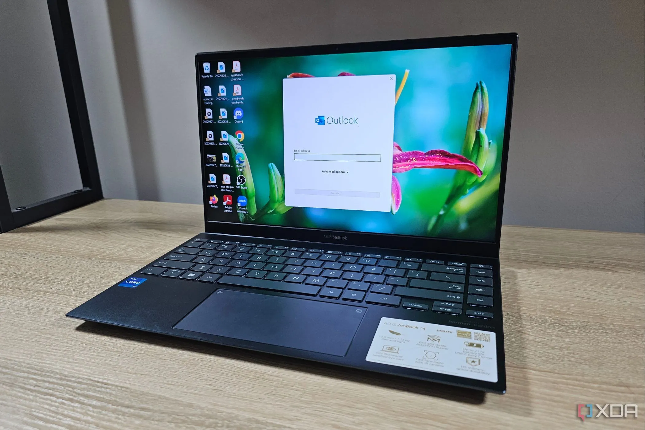Màn hình laptop hiển thị giao diện đăng nhập ứng dụng Microsoft Outlook mới, thể hiện sự xuất hiện của phần mềm email này trên Windows 10.