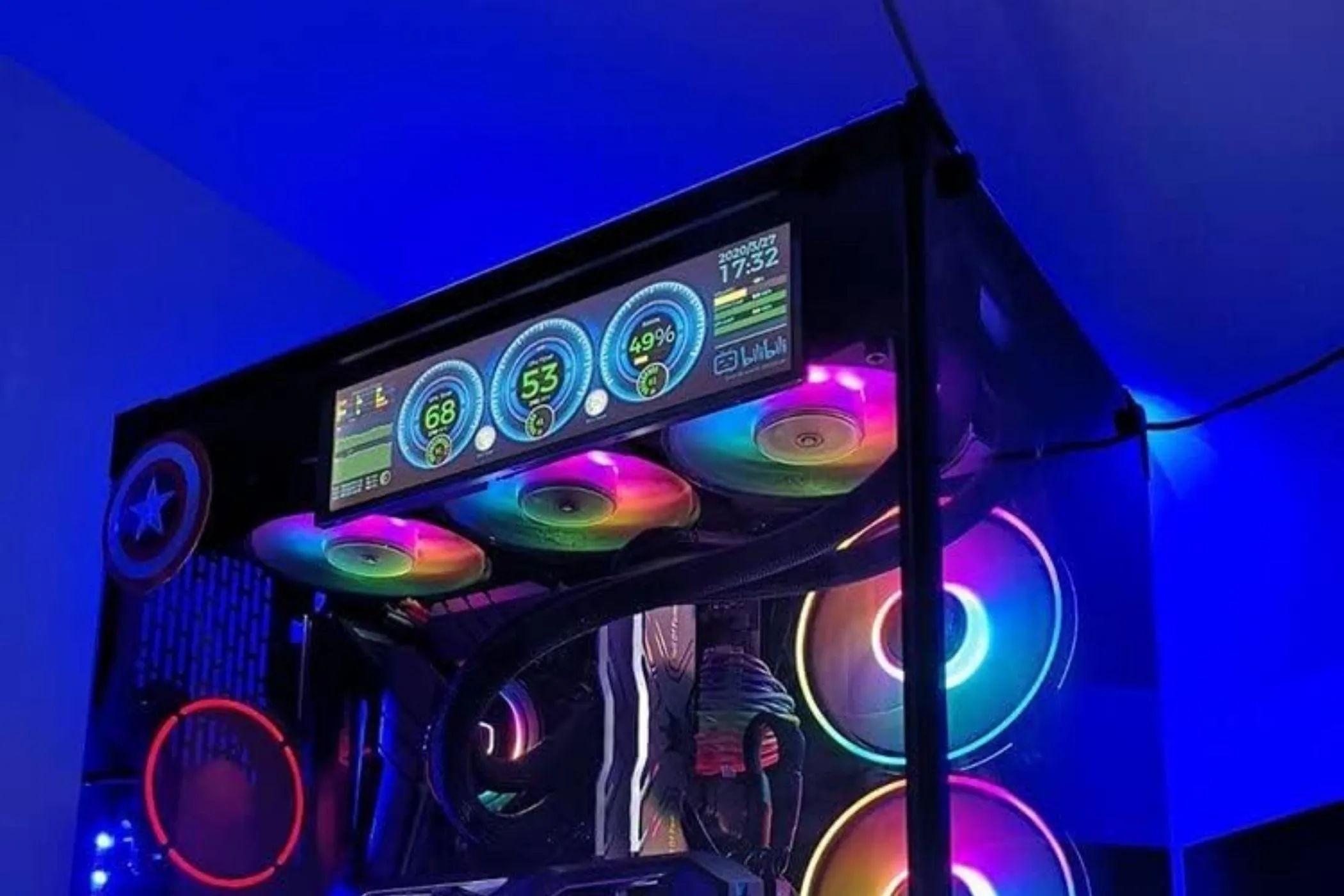 Màn hình LCD nhỏ được lắp đặt bên trong vỏ case PC để hiển thị thông tin hệ thống và hình ảnh động.